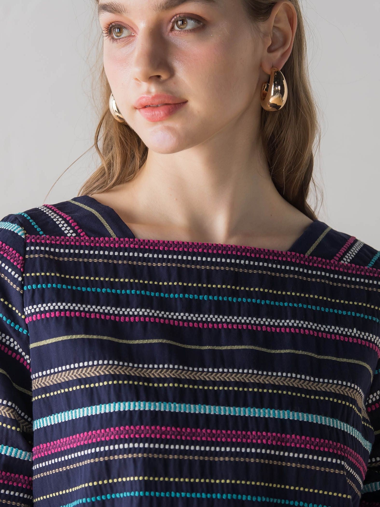 マルチボーダー刺繍袖テープ使いプルオーバー