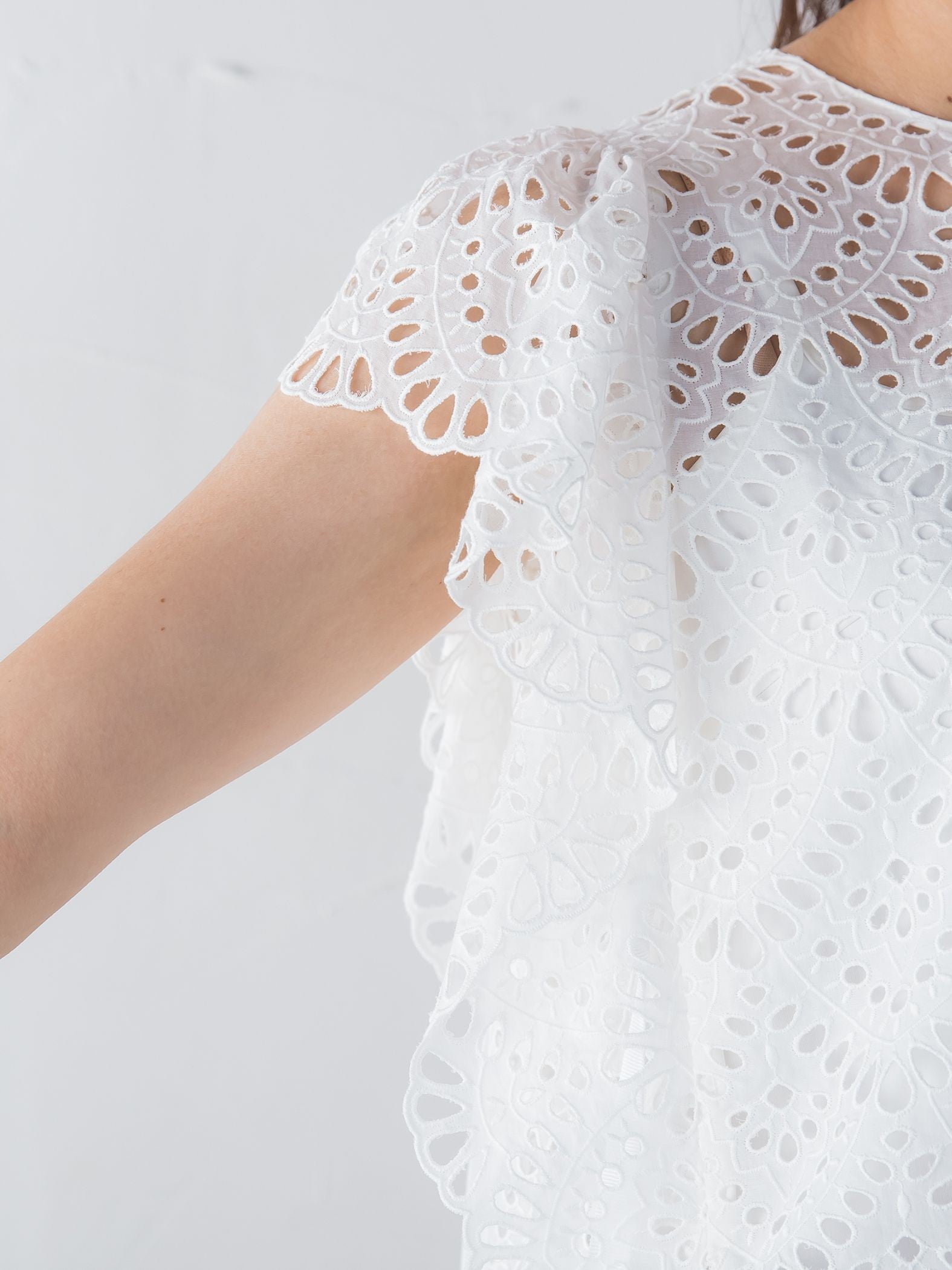 コットンレース刺繍袖ラッフルブラウス≪SET UP対応≫