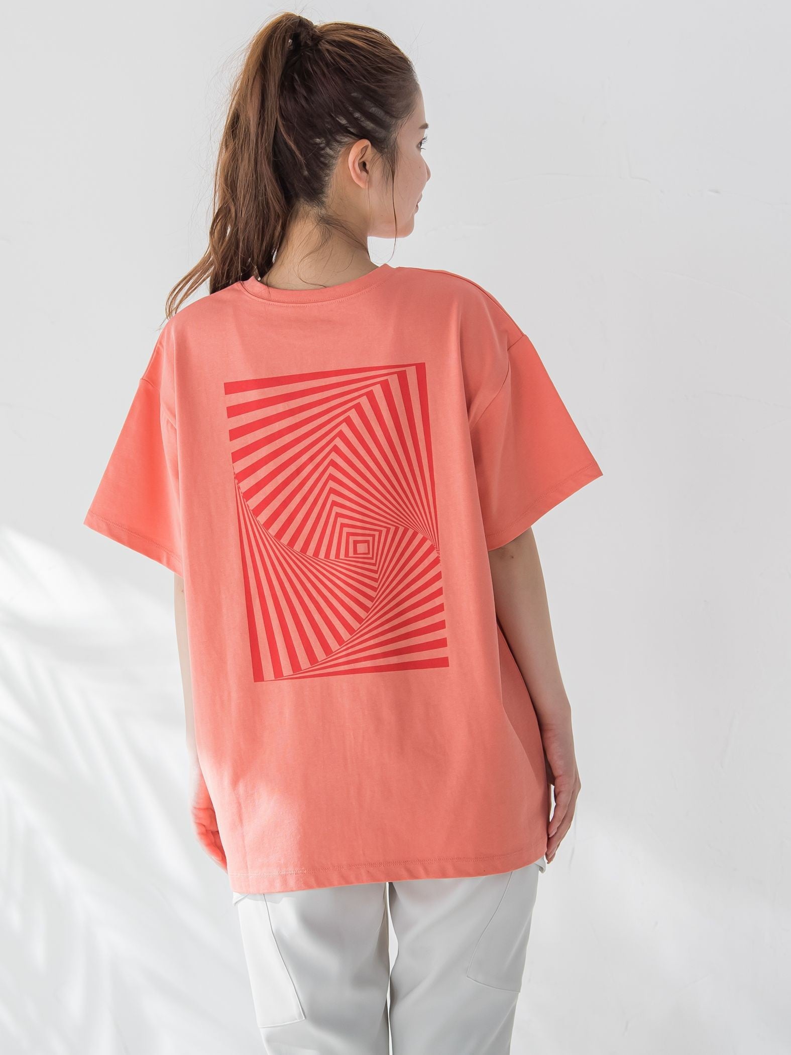 【大人も取り入れやすい1枚】アブストラクトカラーTシャツ《洗濯機で洗える》