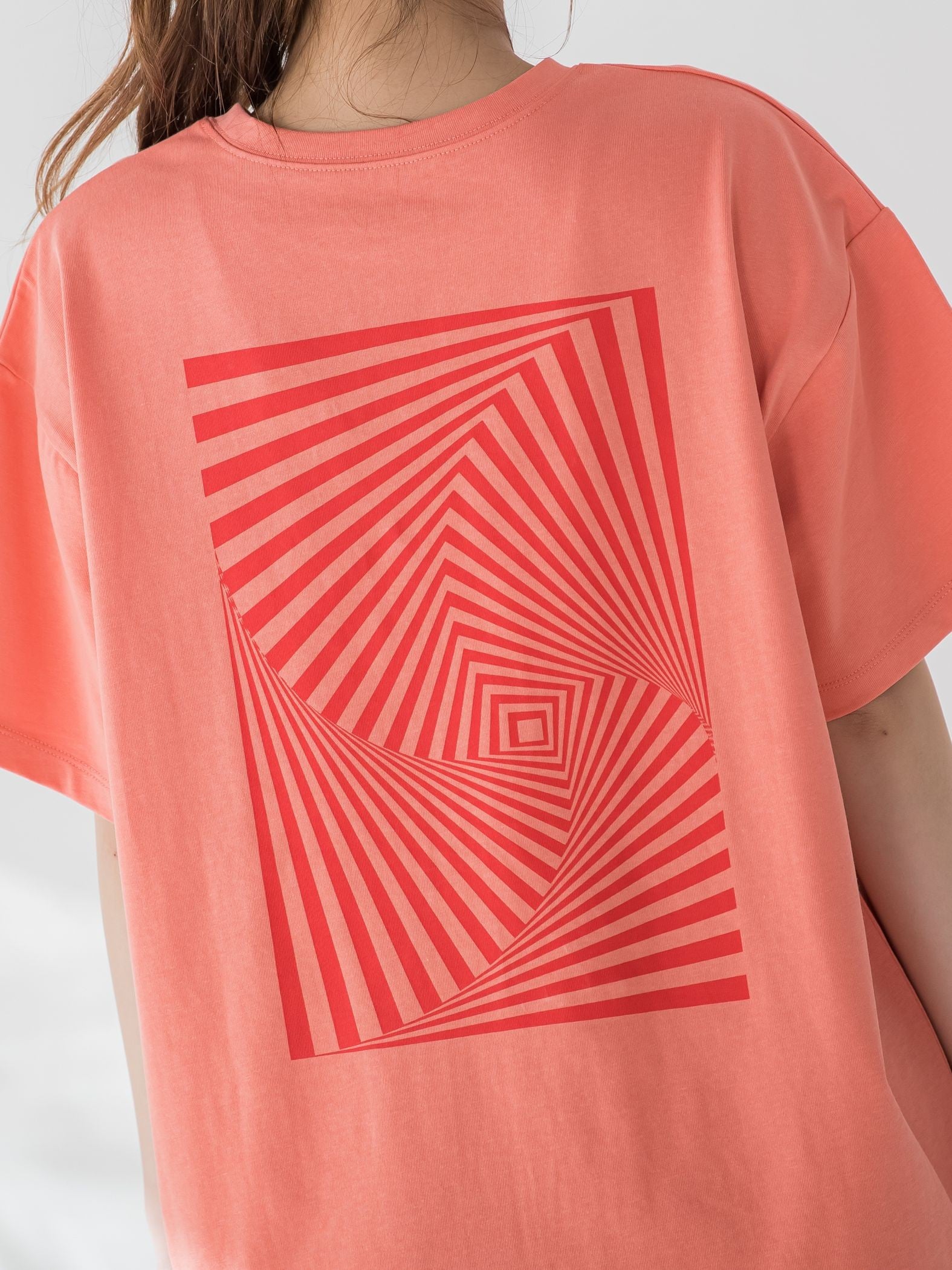 【大人も取り入れやすい1枚】アブストラクトカラーTシャツ《洗濯機で洗える》