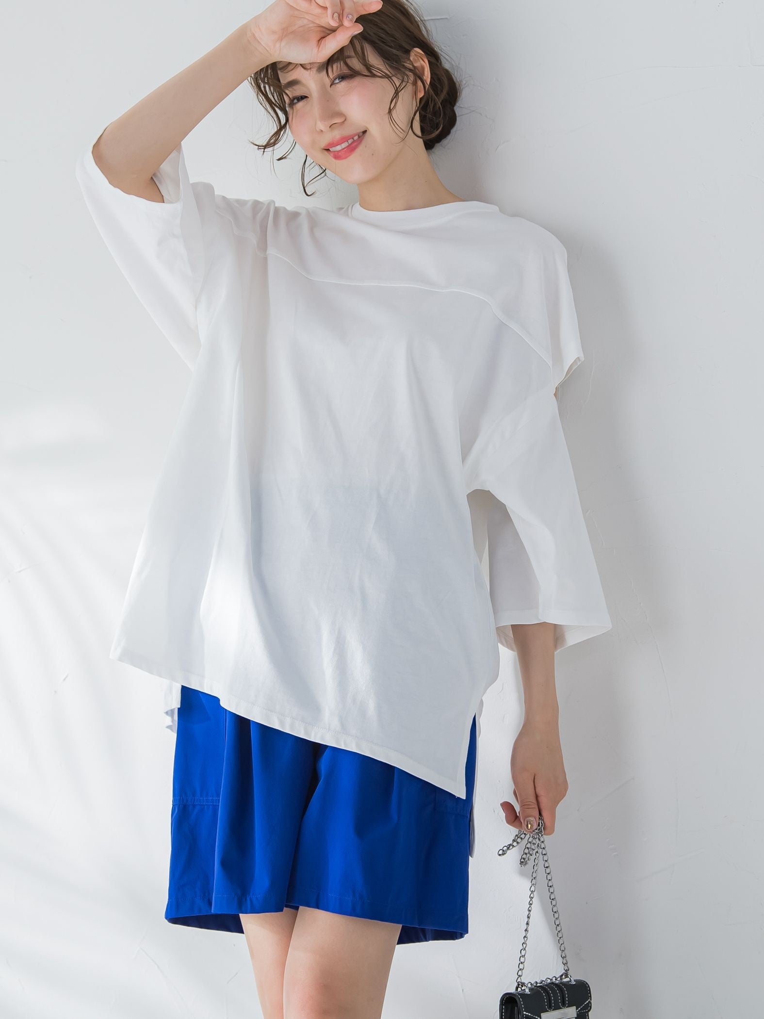 【さり気ない肌見せ】スリットTシャツ《洗濯機で洗える》