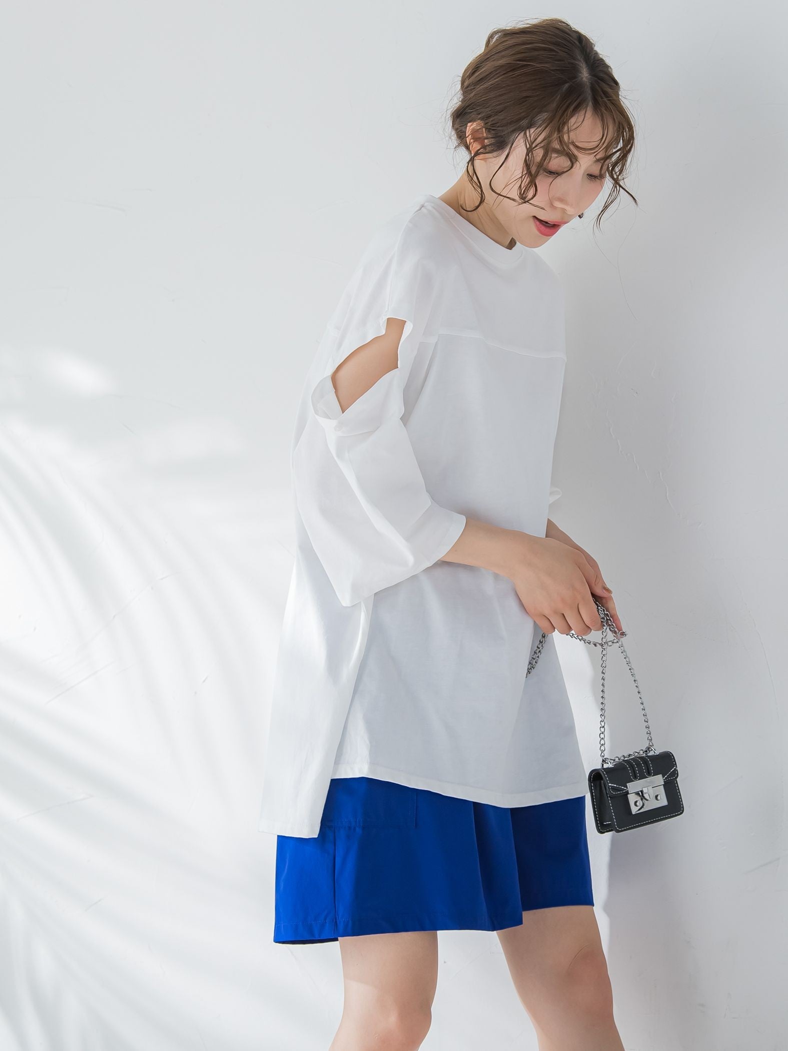 【さり気ない肌見せ】スリットTシャツ《洗濯機で洗える》