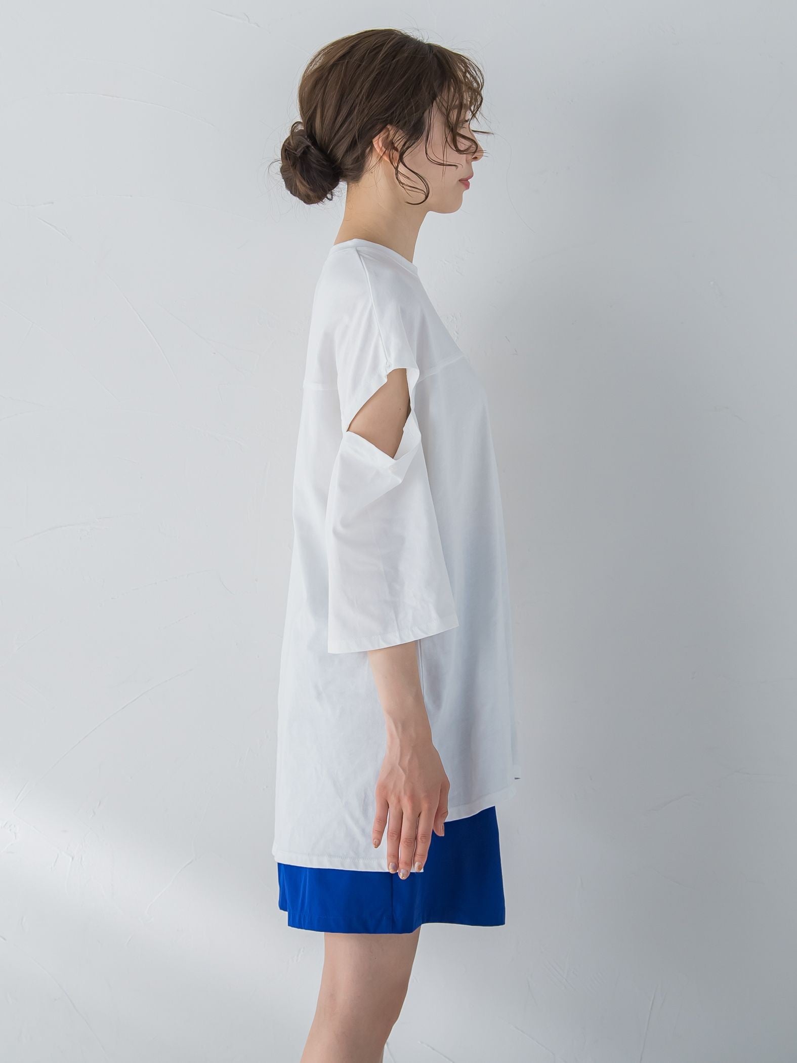 【さり気ない肌見せ】スリットTシャツ《洗濯機で洗える》