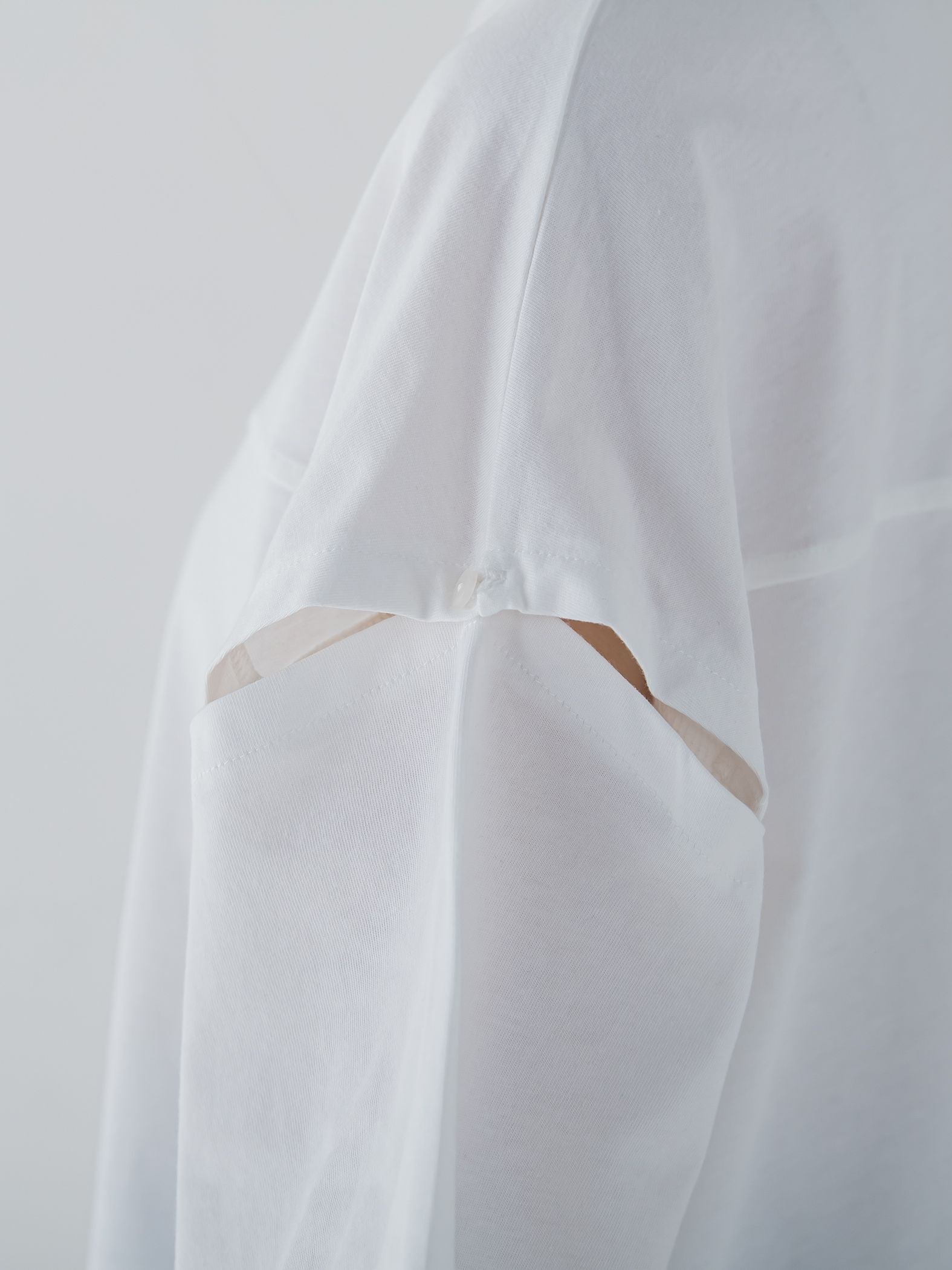 【さり気ない肌見せ】スリットTシャツ《洗濯機で洗える》