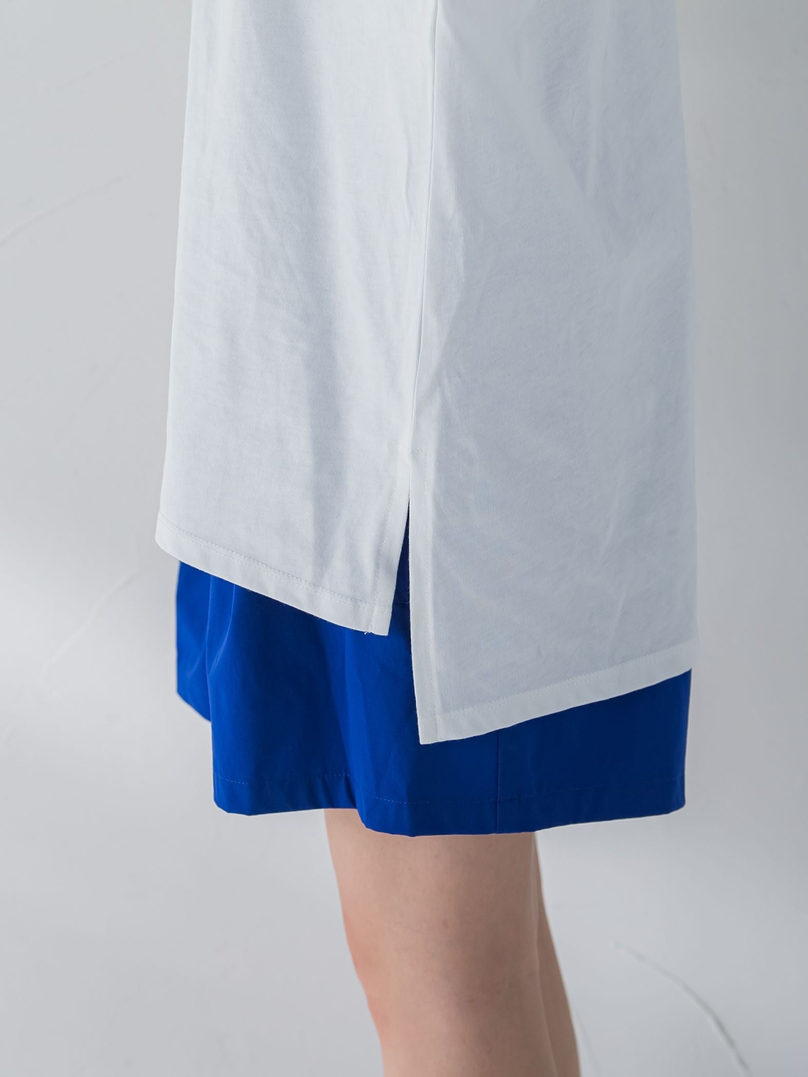 【さり気ない肌見せ】スリットTシャツ《洗濯機で洗える》