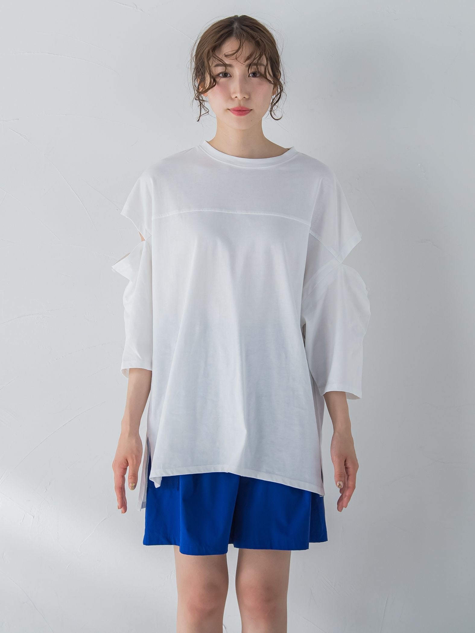 【さり気ない肌見せ】スリットTシャツ《洗濯機で洗える》