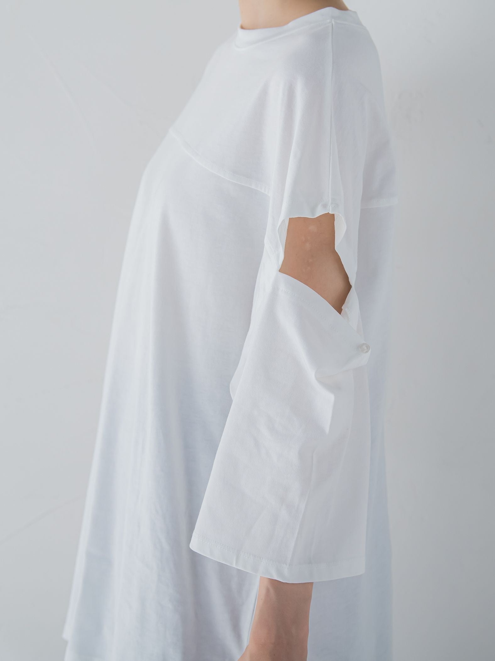 【さり気ない肌見せ】スリットTシャツ《洗濯機で洗える》