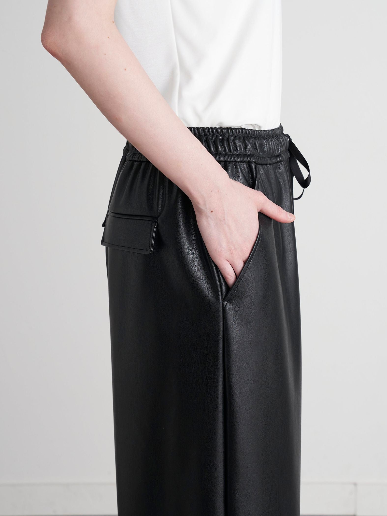 【VEAGAN LEATHER】ウエストオールゴム仕様ガウチョパンツ≪サスティナブル≫