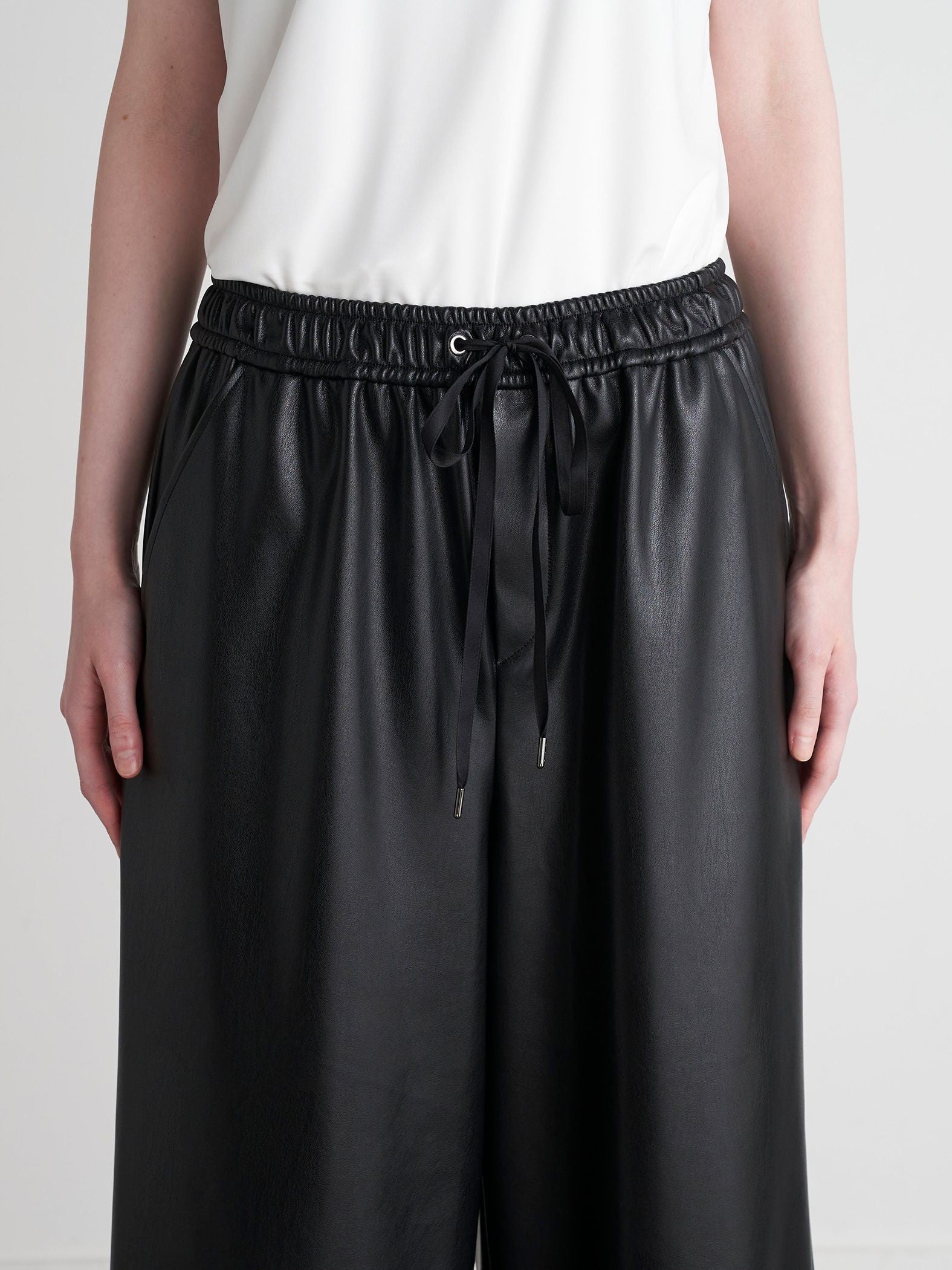 【VEAGAN LEATHER】ウエストオールゴム仕様ガウチョパンツ≪サスティナブル≫