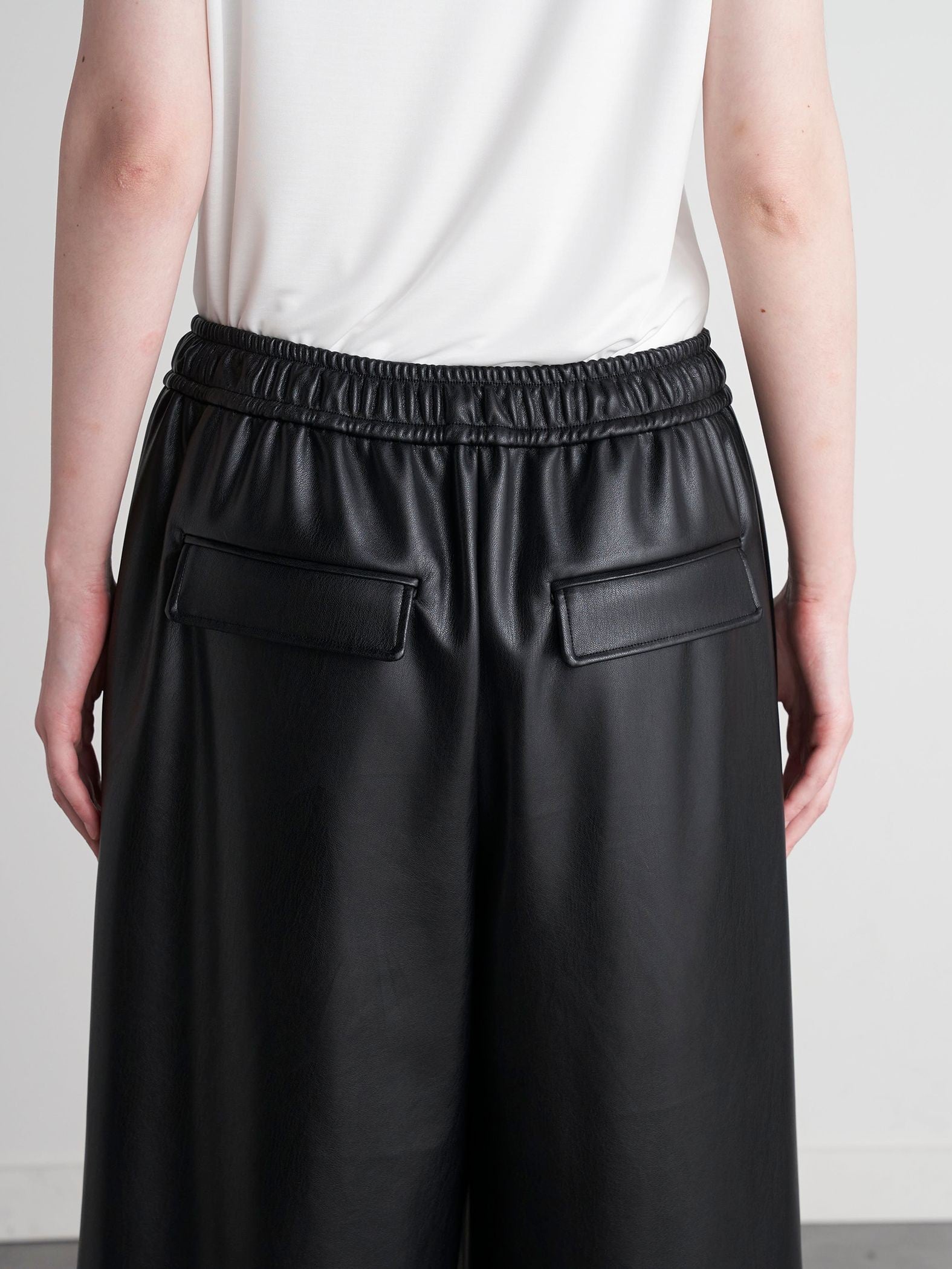 【VEAGAN LEATHER】ウエストオールゴム仕様ガウチョパンツ≪サスティナブル≫