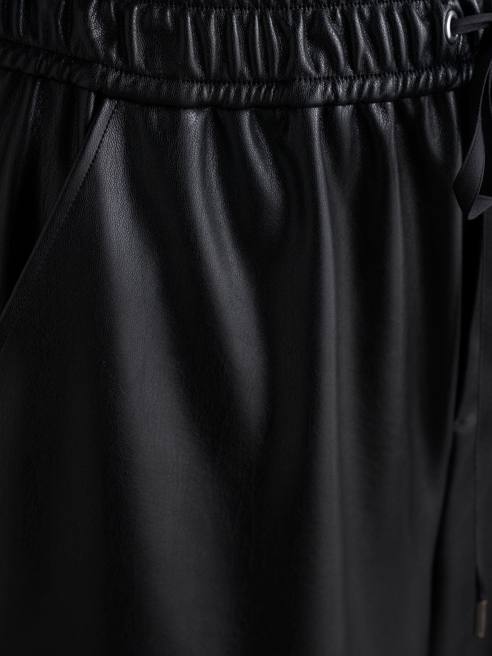 【VEAGAN LEATHER】ウエストオールゴム仕様ガウチョパンツ≪サスティナブル≫
