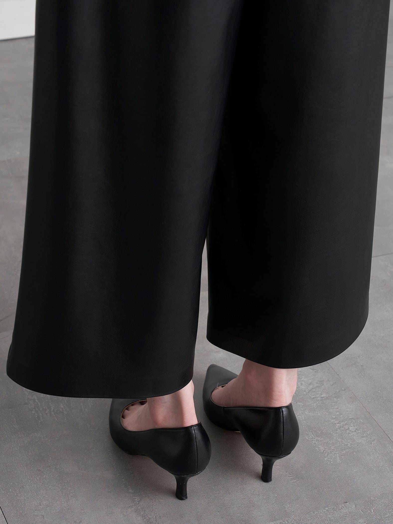 【VEAGAN LEATHER】ウエストオールゴム仕様ガウチョパンツ≪サスティナブル≫