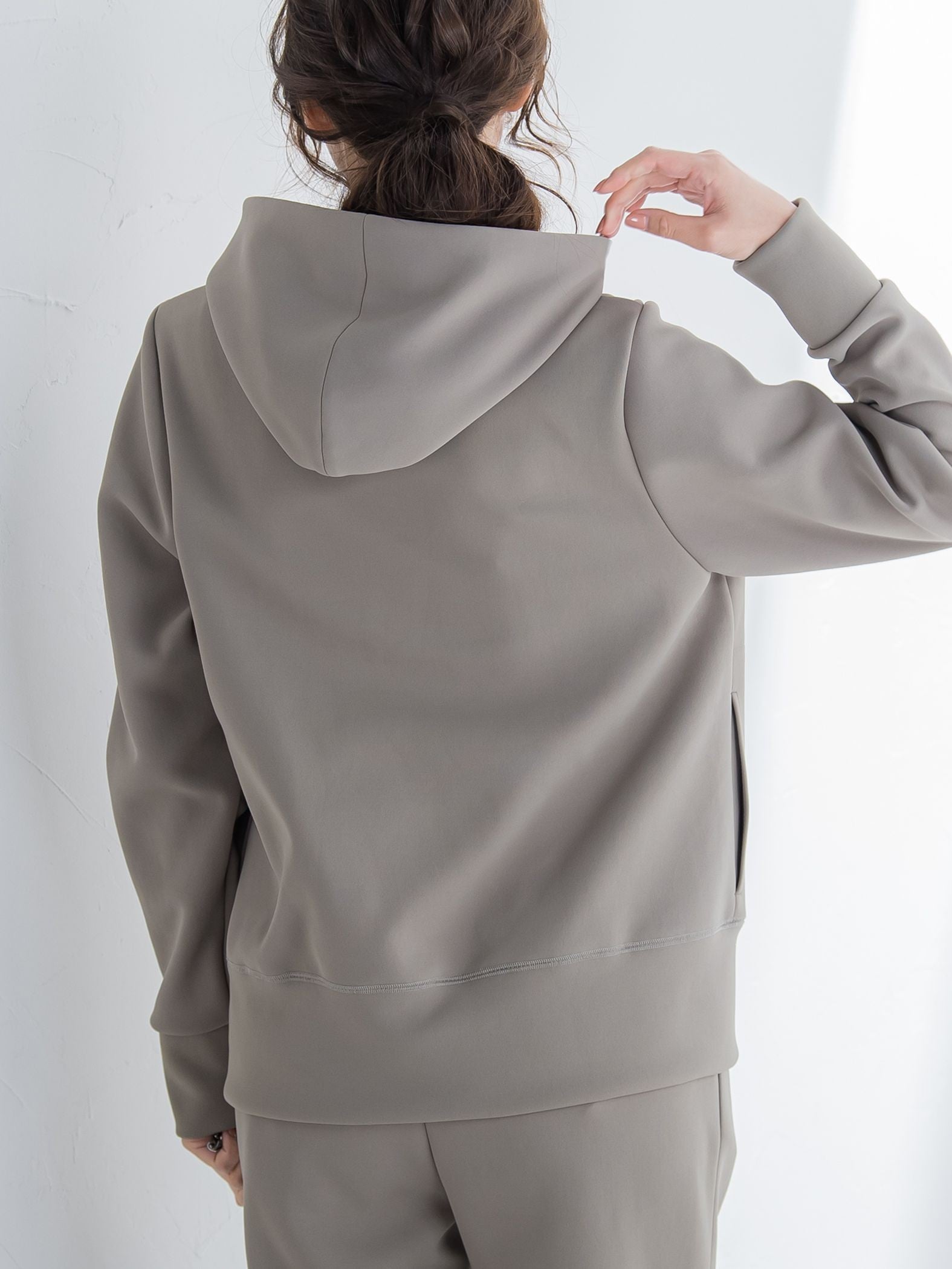 【ロングシーズン大活躍の多機能素材】ダブルzipパーカー《洗濯機で洗える》