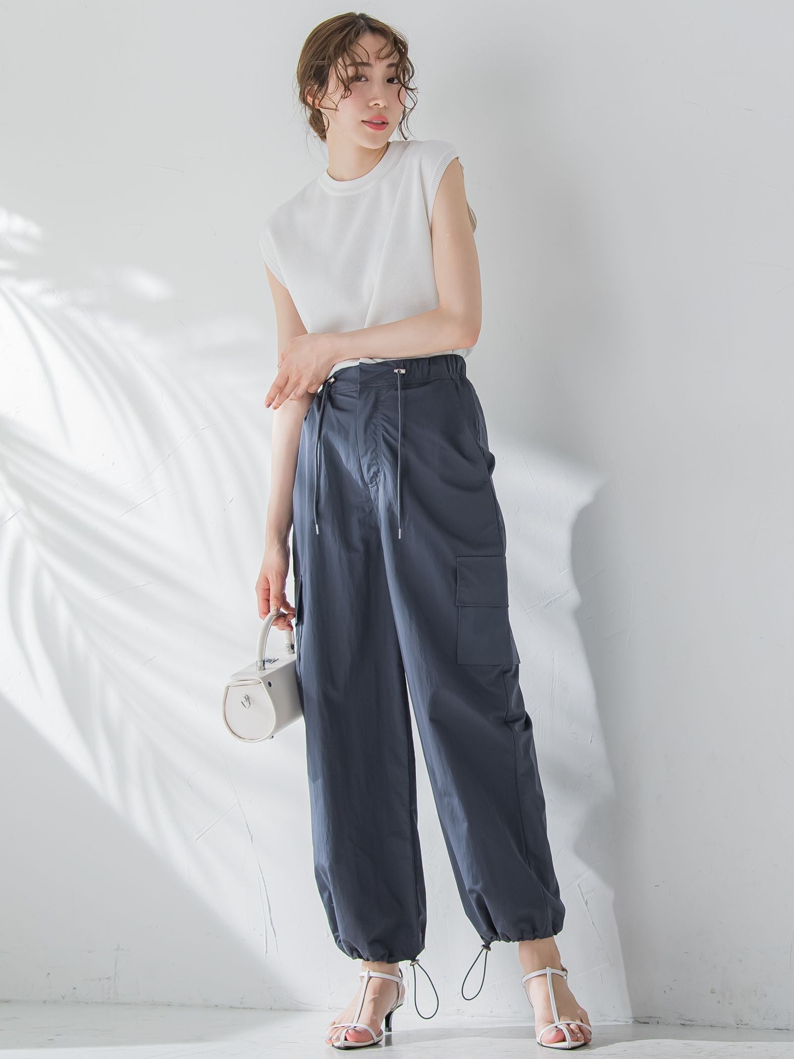 【光沢感のある素材で女性らしい】ナイロンカーゴパンツ《手洗い可能》