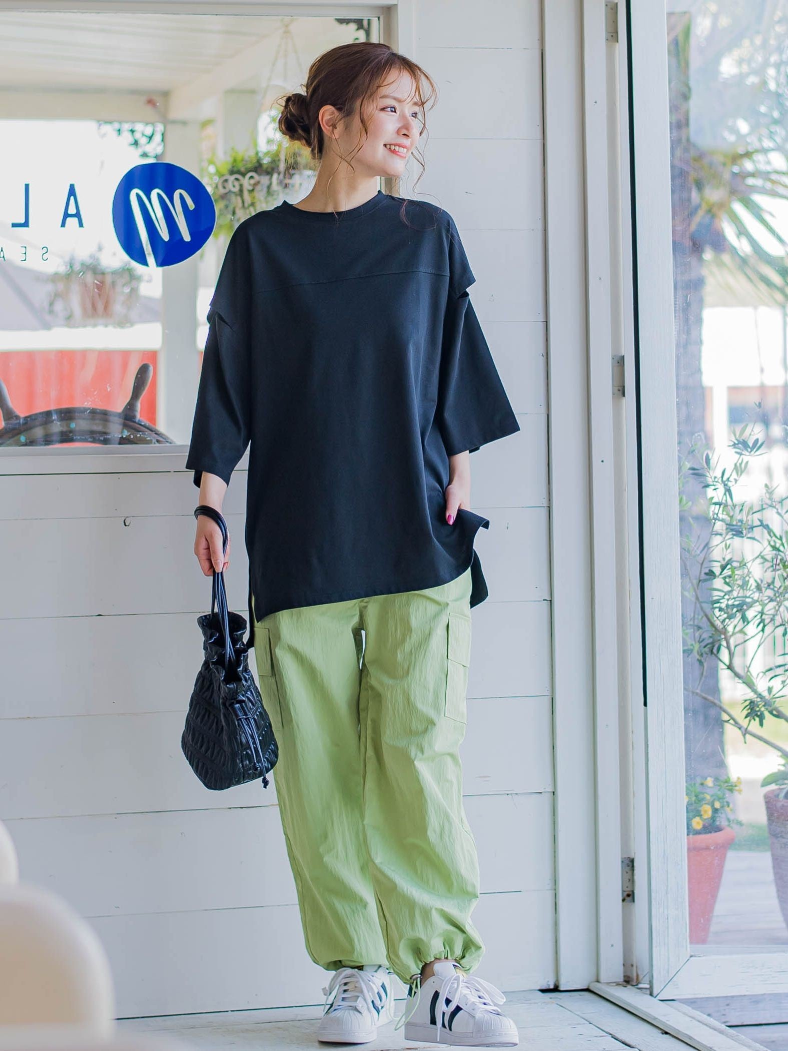 【さり気ない肌見せ】スリットTシャツ《洗濯機で洗える》