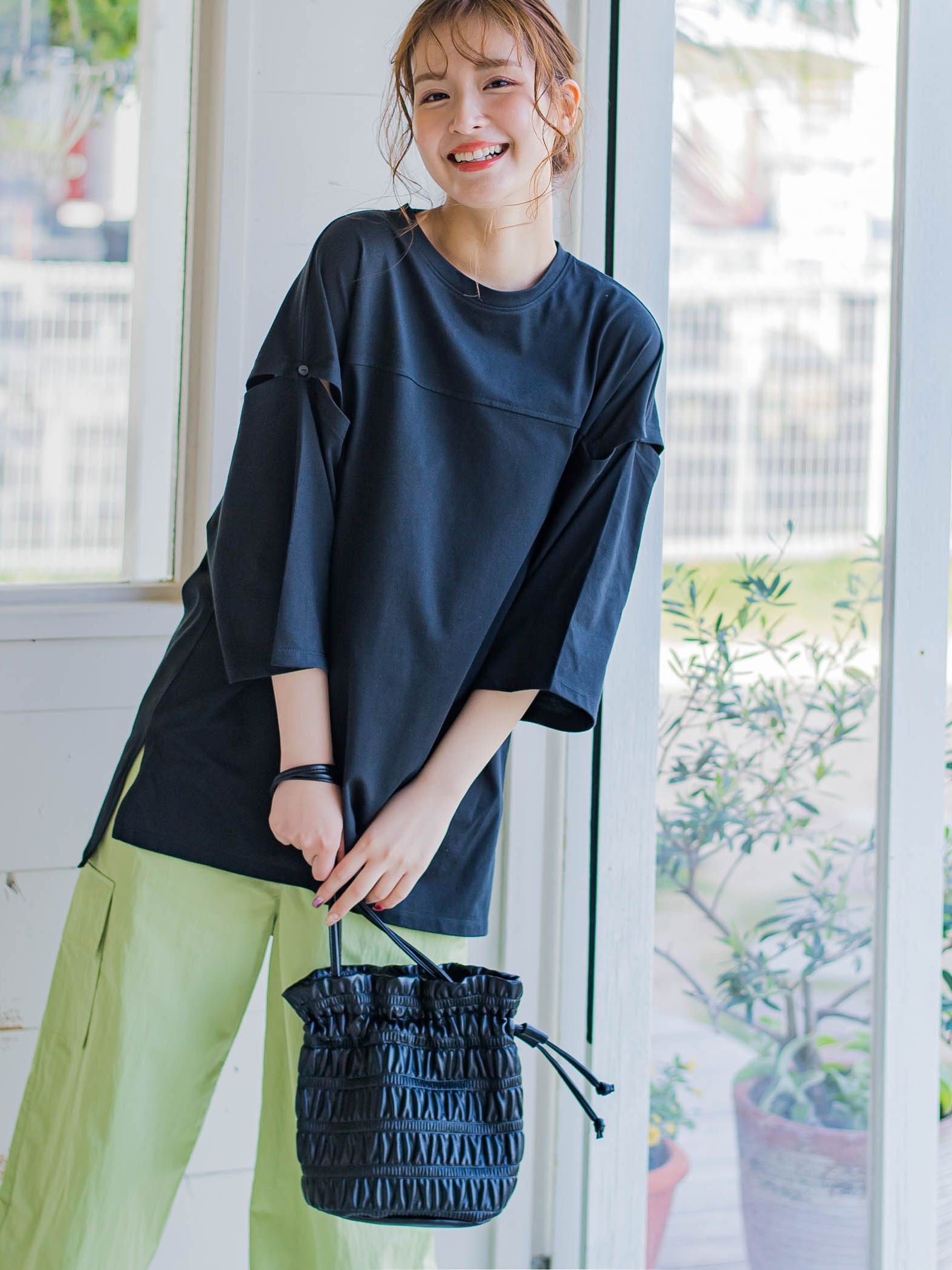 【さり気ない肌見せ】スリットTシャツ《洗濯機で洗える》