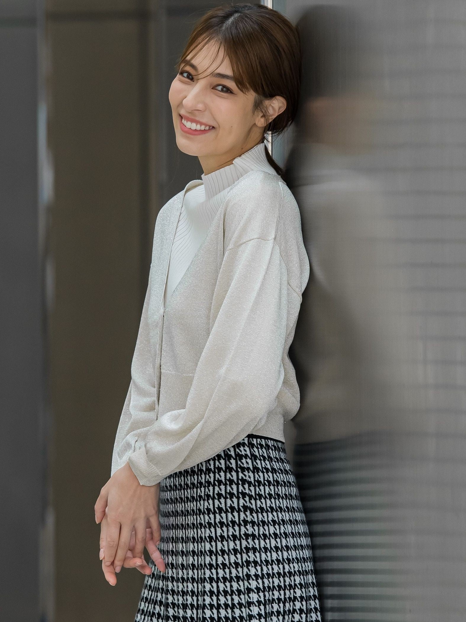 ビジューボタンVネックラメカーディガン ≪手洗い可能≫