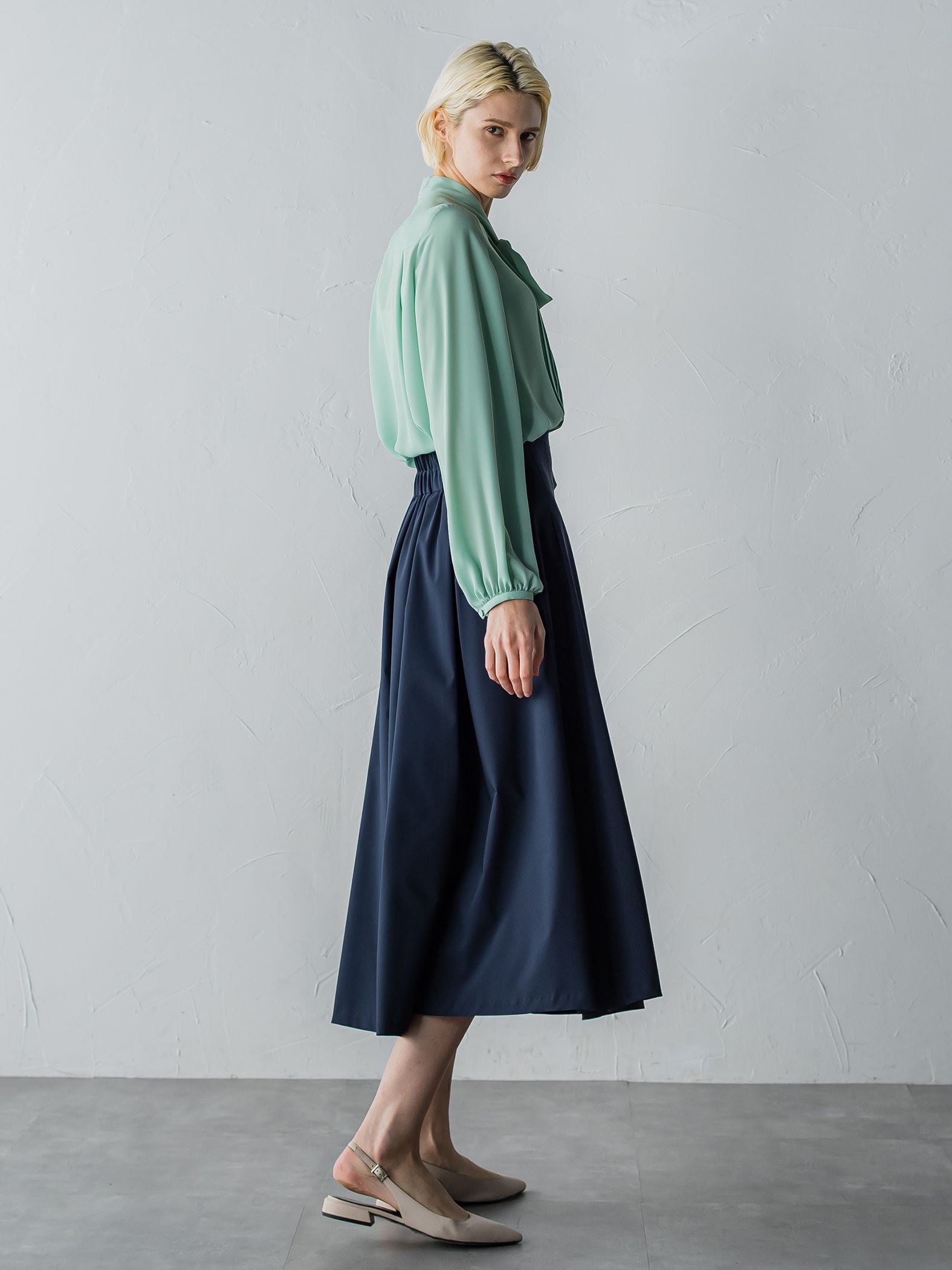 アイレット刺繍ブラウス