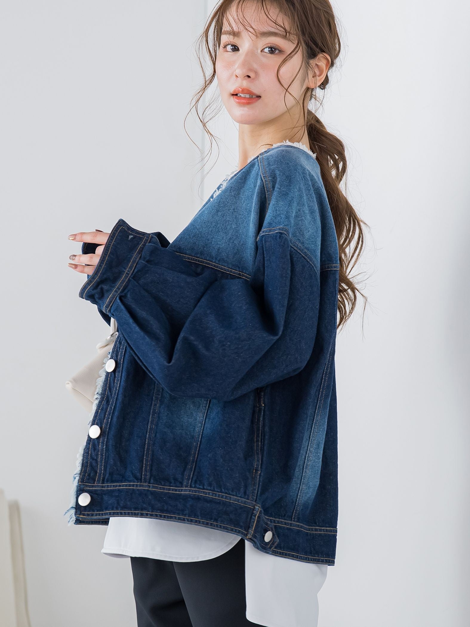 【鮮やかなブルーが春の装いにぴったり】ノーカラーフリンジデニムジャケット《手洗い可能》