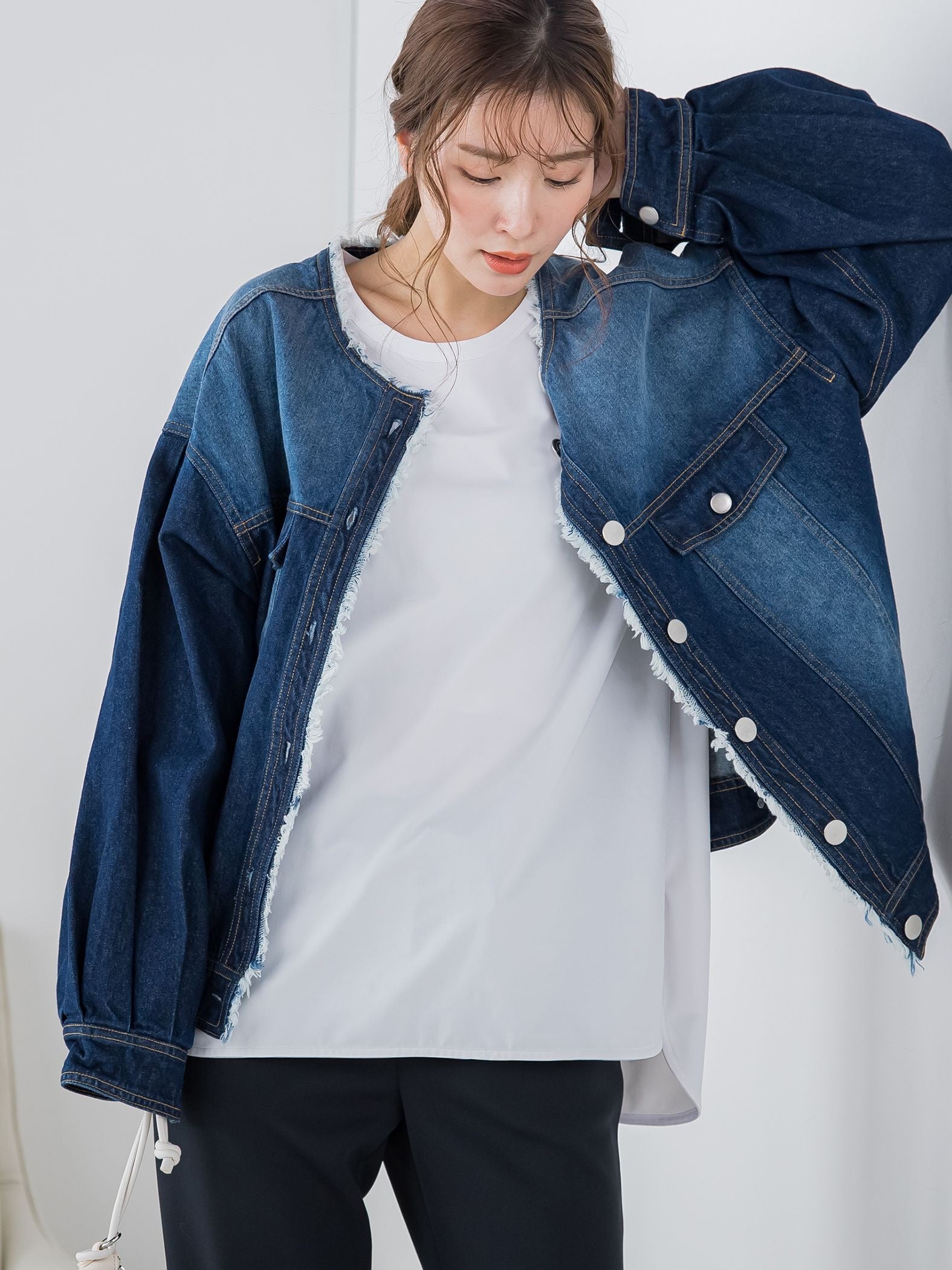 【鮮やかなブルーが春の装いにぴったり】ノーカラーフリンジデニムジャケット《手洗い可能》