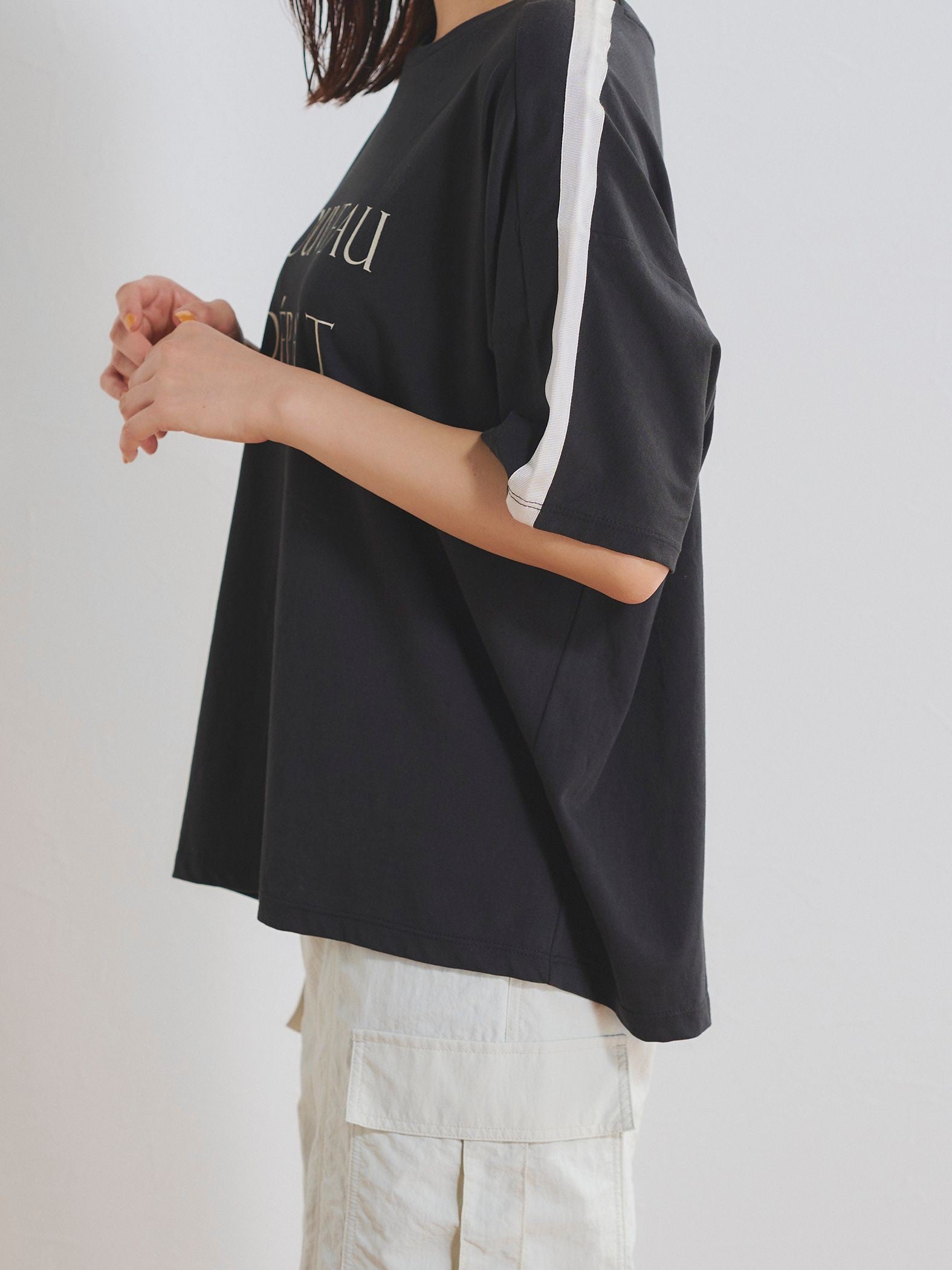 袖ラインロゴTシャツ