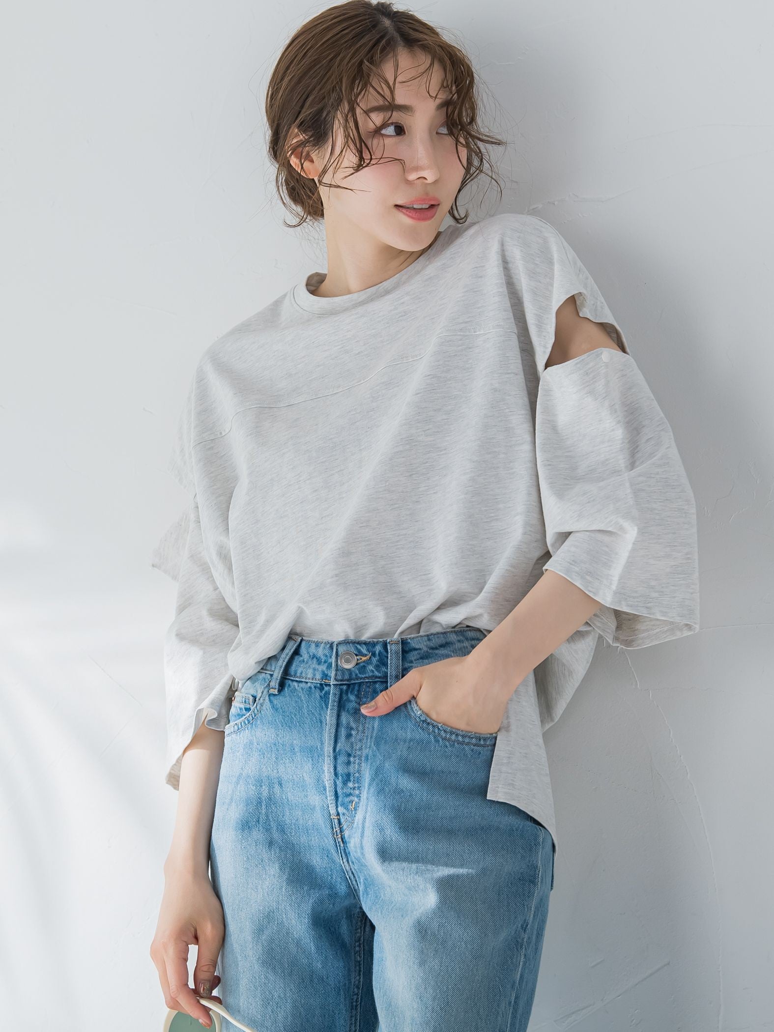【さり気ない肌見せ】スリットTシャツ《洗濯機で洗える》