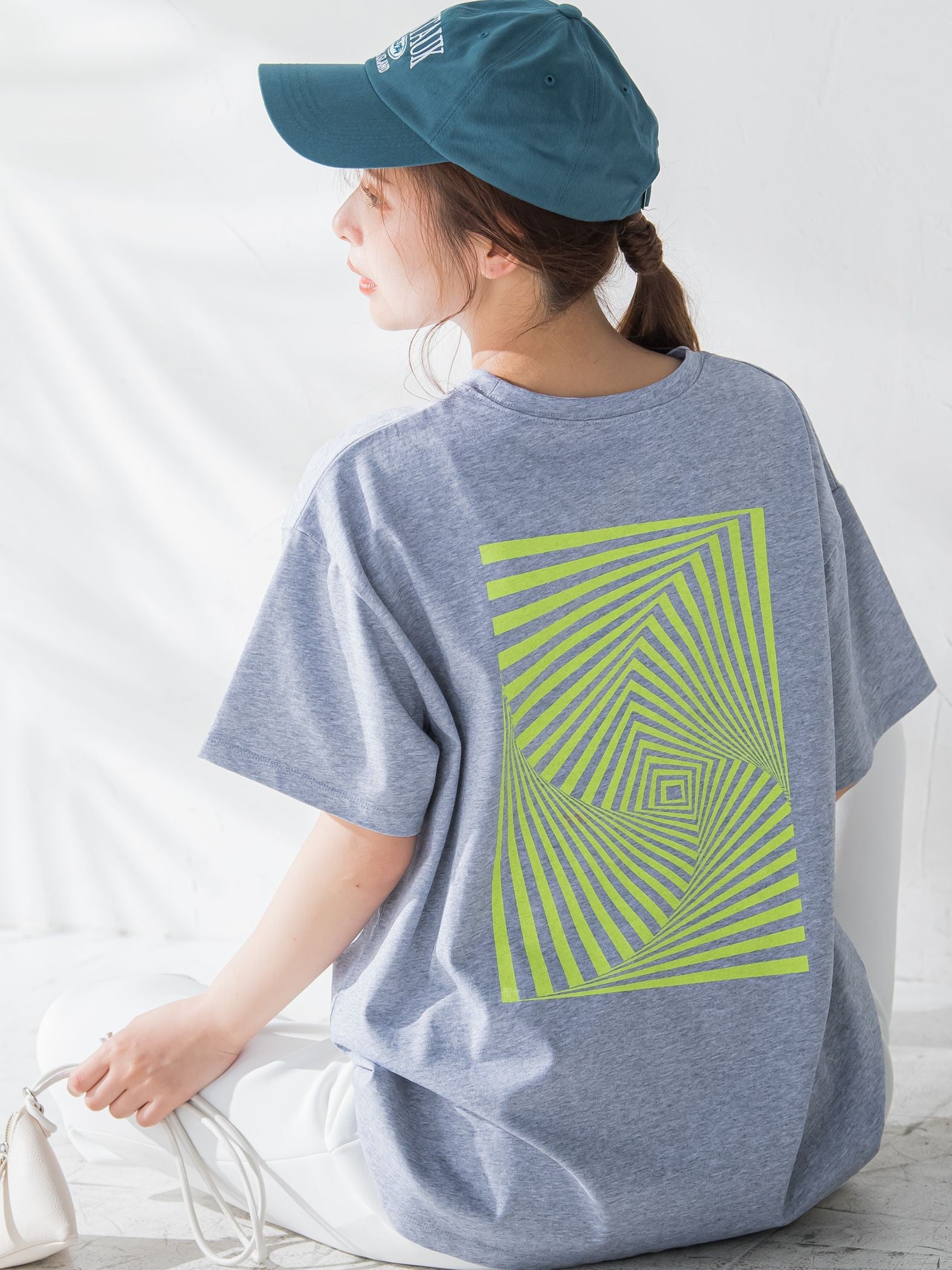 【大人も取り入れやすい1枚】アブストラクトカラーTシャツ《洗濯機で洗える》