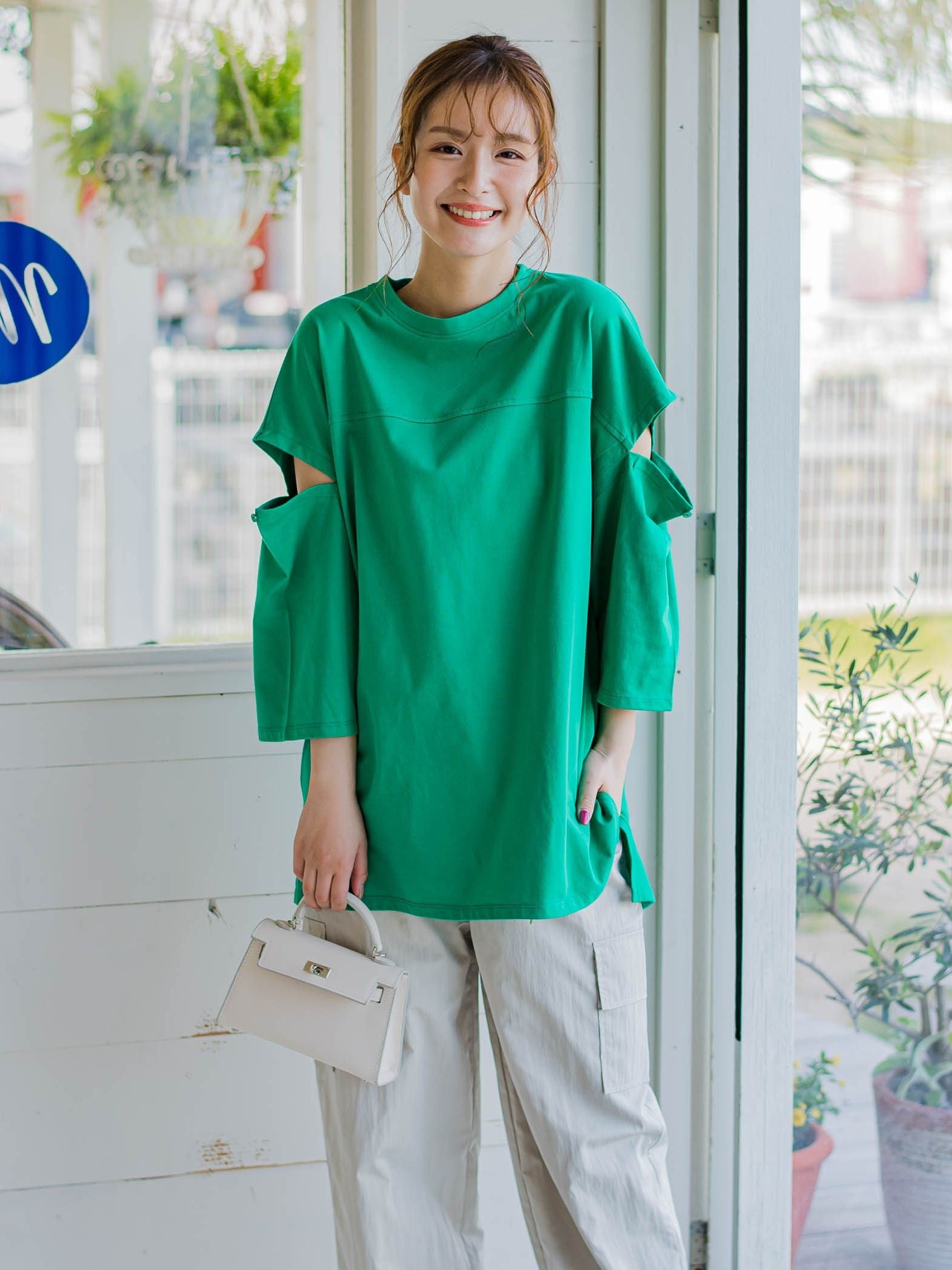 【さり気ない肌見せ】スリットTシャツ《洗濯機で洗える》