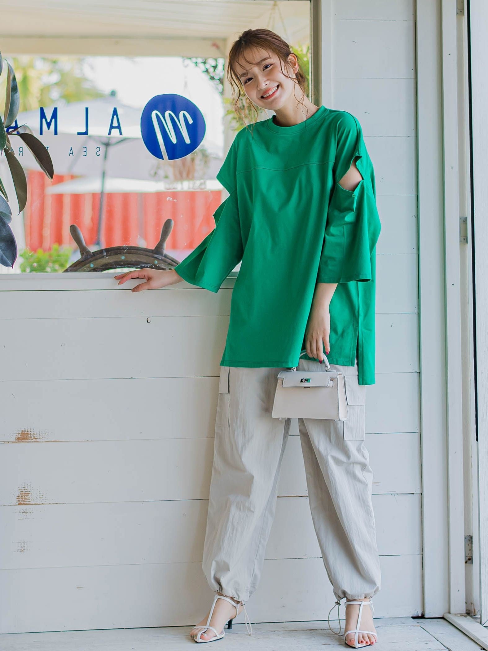 【さり気ない肌見せ】スリットTシャツ《洗濯機で洗える》