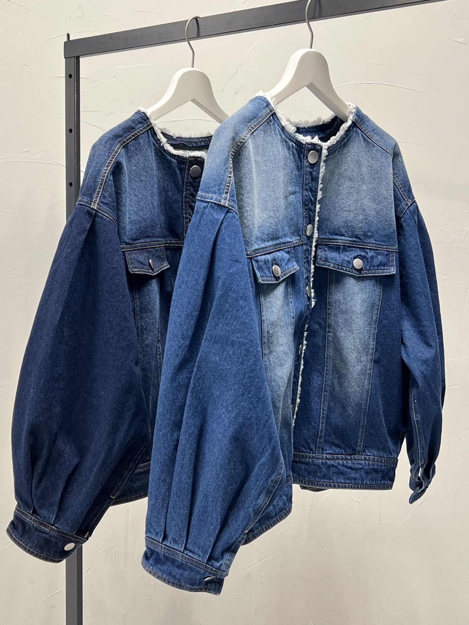 【鮮やかなブルーが春の装いにぴったり】ノーカラーフリンジデニムジャケット《手洗い可能》