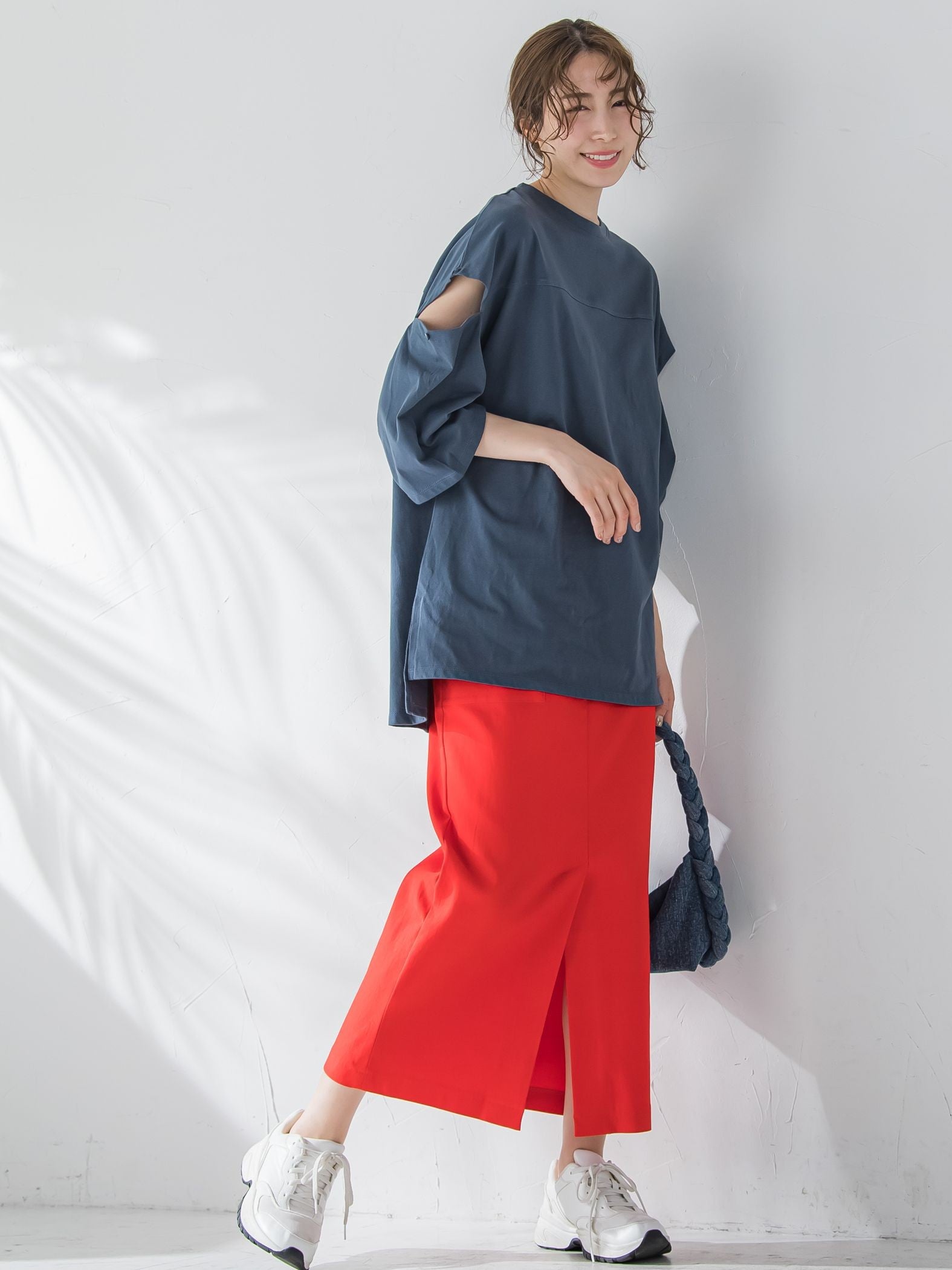 【さり気ない肌見せ】スリットTシャツ《洗濯機で洗える》
