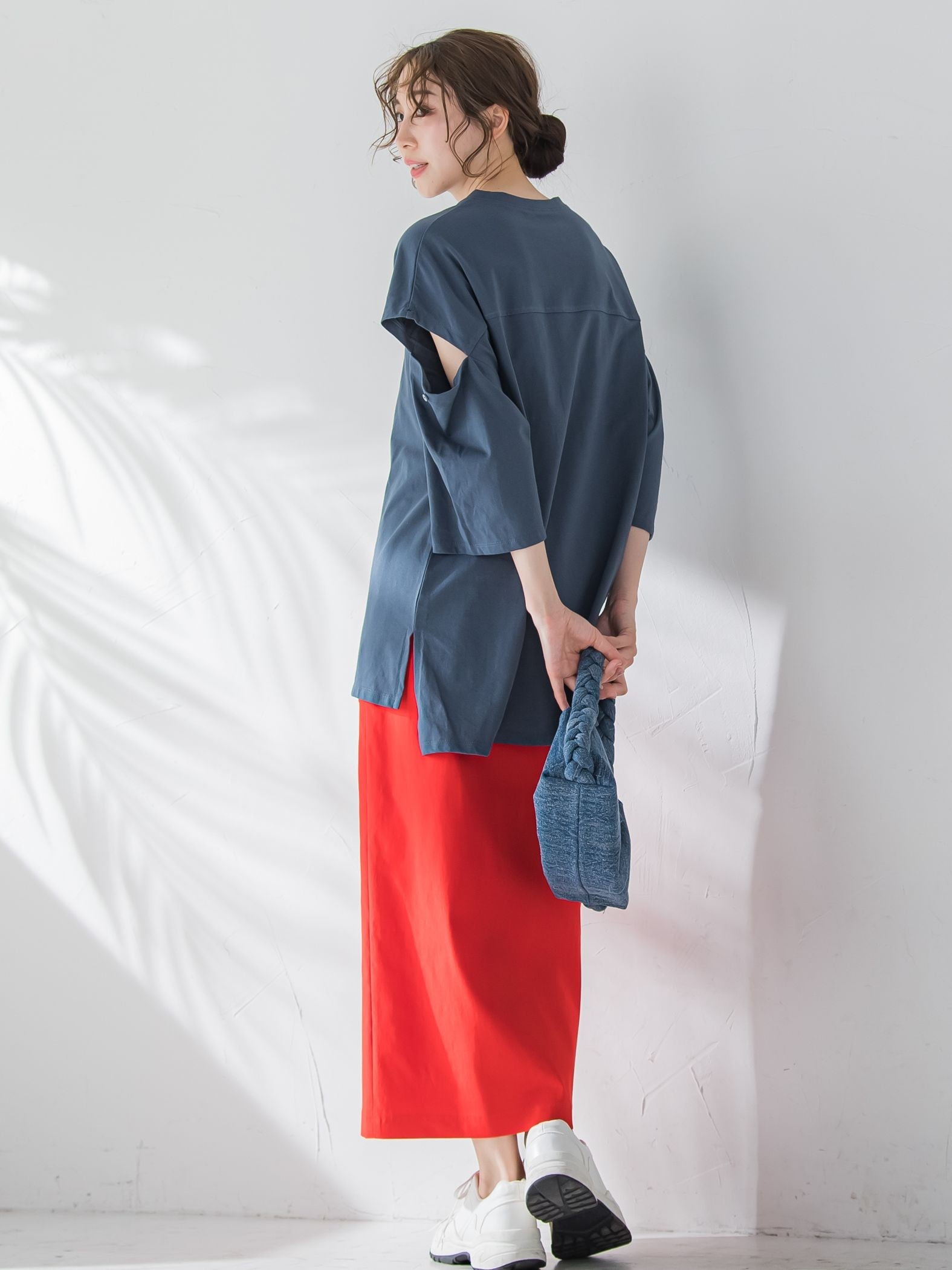 【さり気ない肌見せ】スリットTシャツ《洗濯機で洗える》