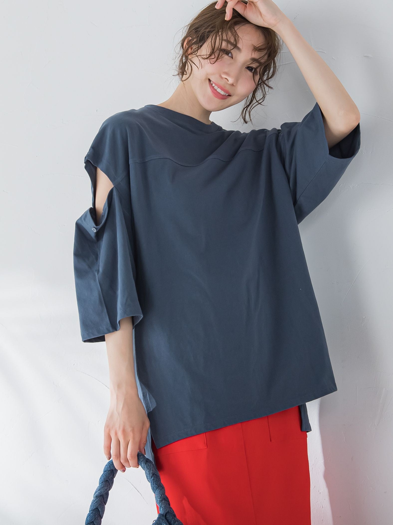 【さり気ない肌見せ】スリットTシャツ《洗濯機で洗える》