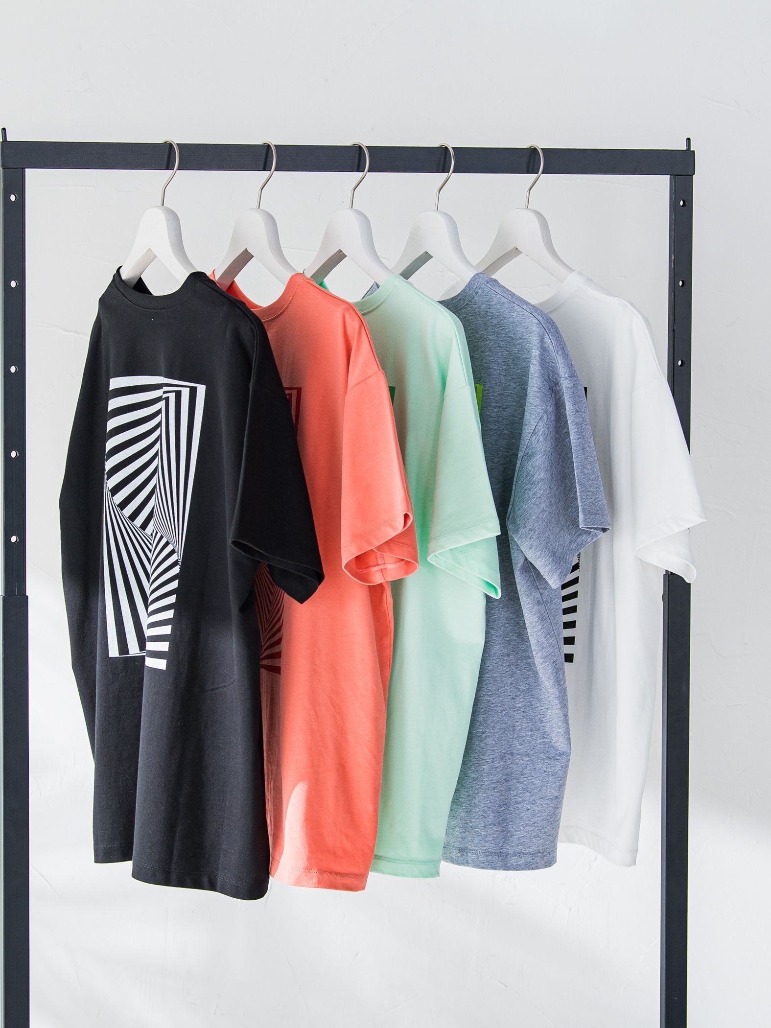 【大人も取り入れやすい1枚】アブストラクトカラーTシャツ《洗濯機で洗える》