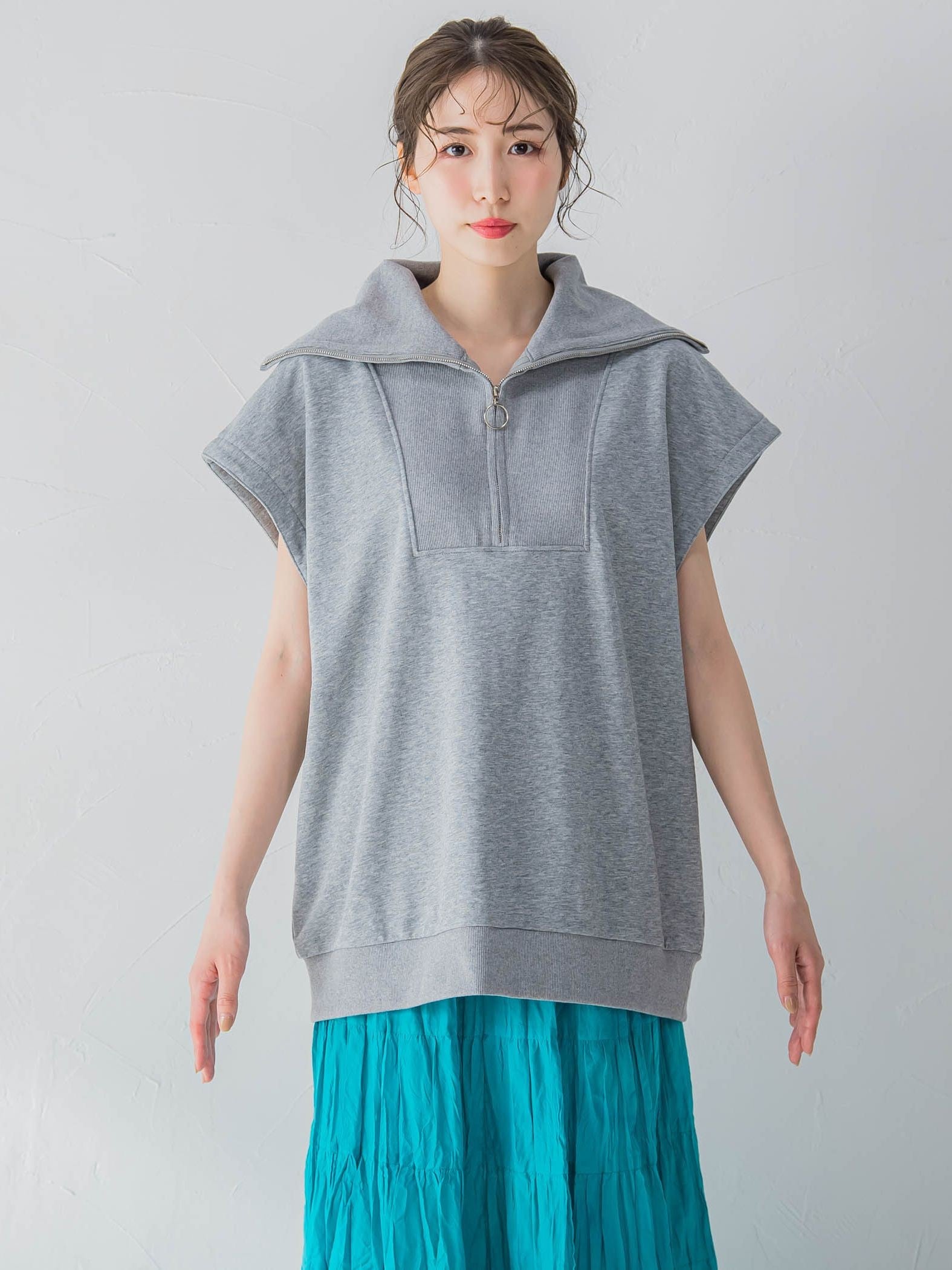 【大人の旬コーデを仕上げる】フレンチスリーブのハーフZIP《手洗い可能》