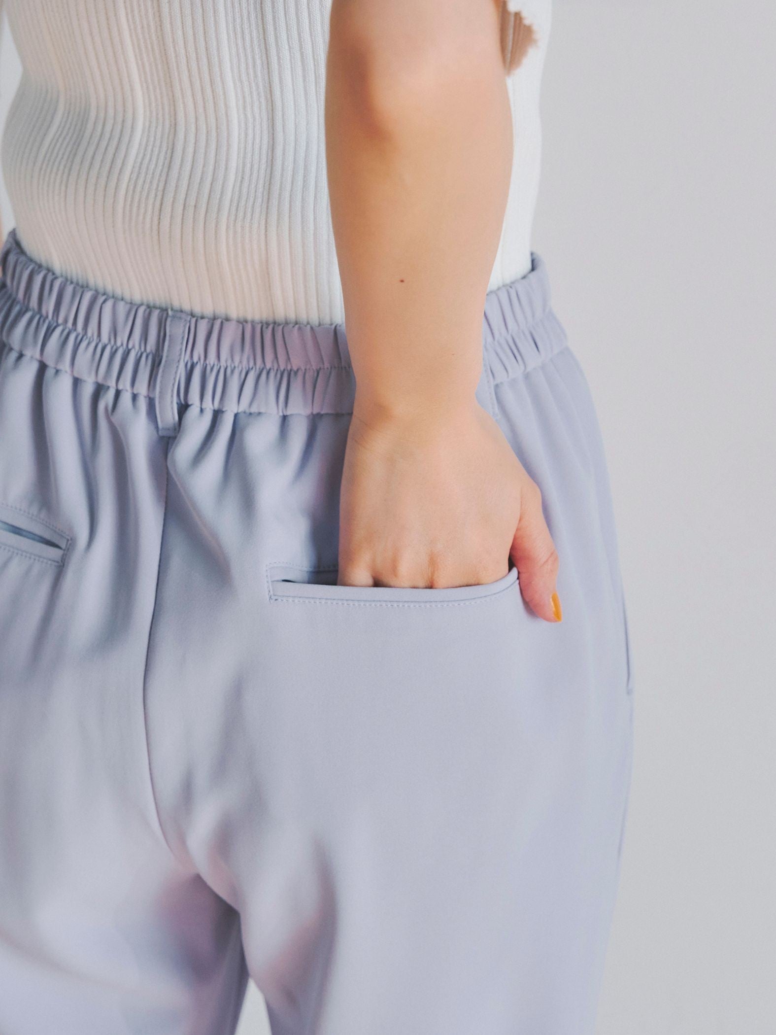 ポリエステルツイルテーパードパンツ《洗濯機で洗える》