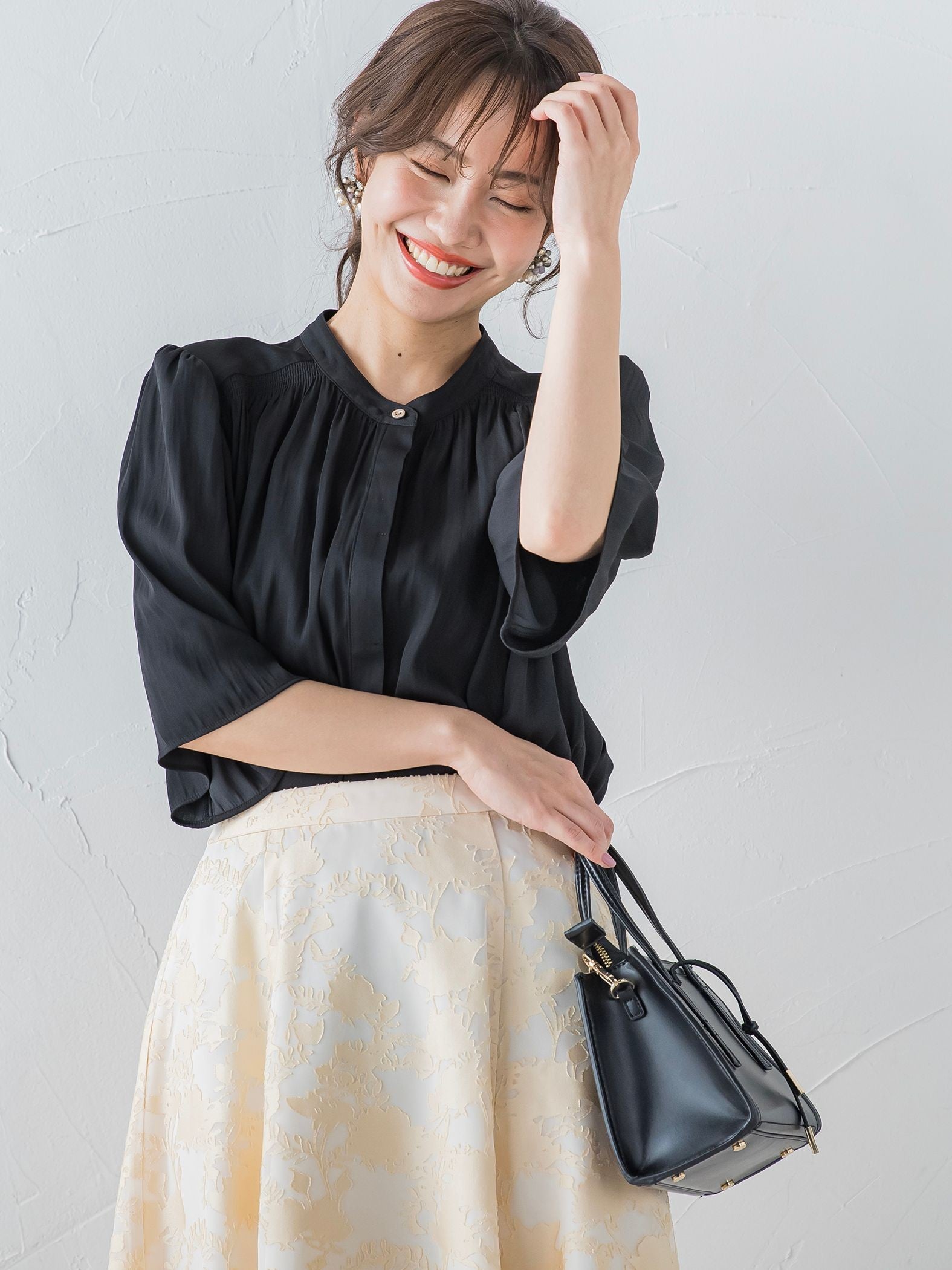 バンドカラー半袖ブラウス ≪洗濯機で洗える≫