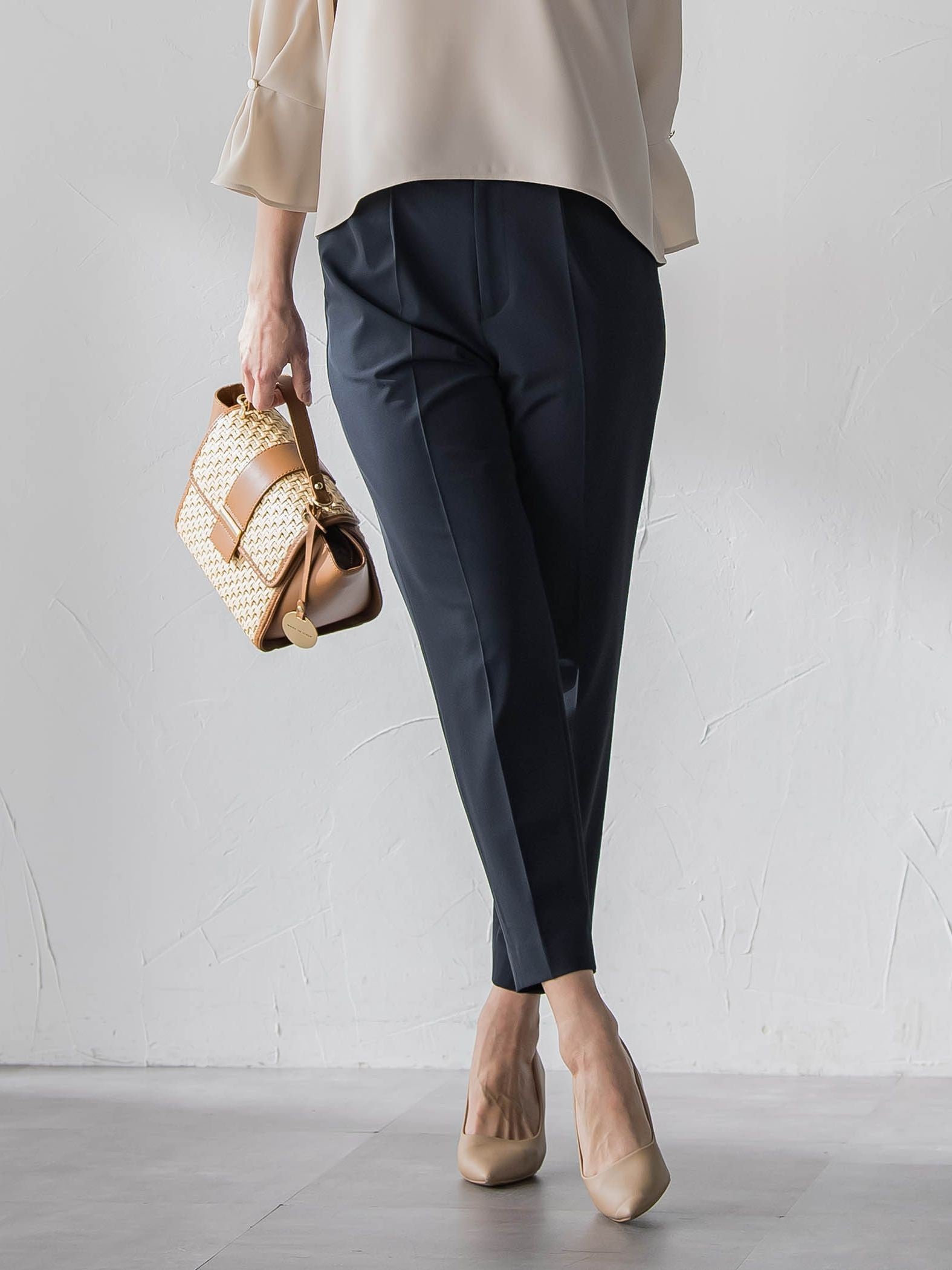 美シルエットテーパードパンツ