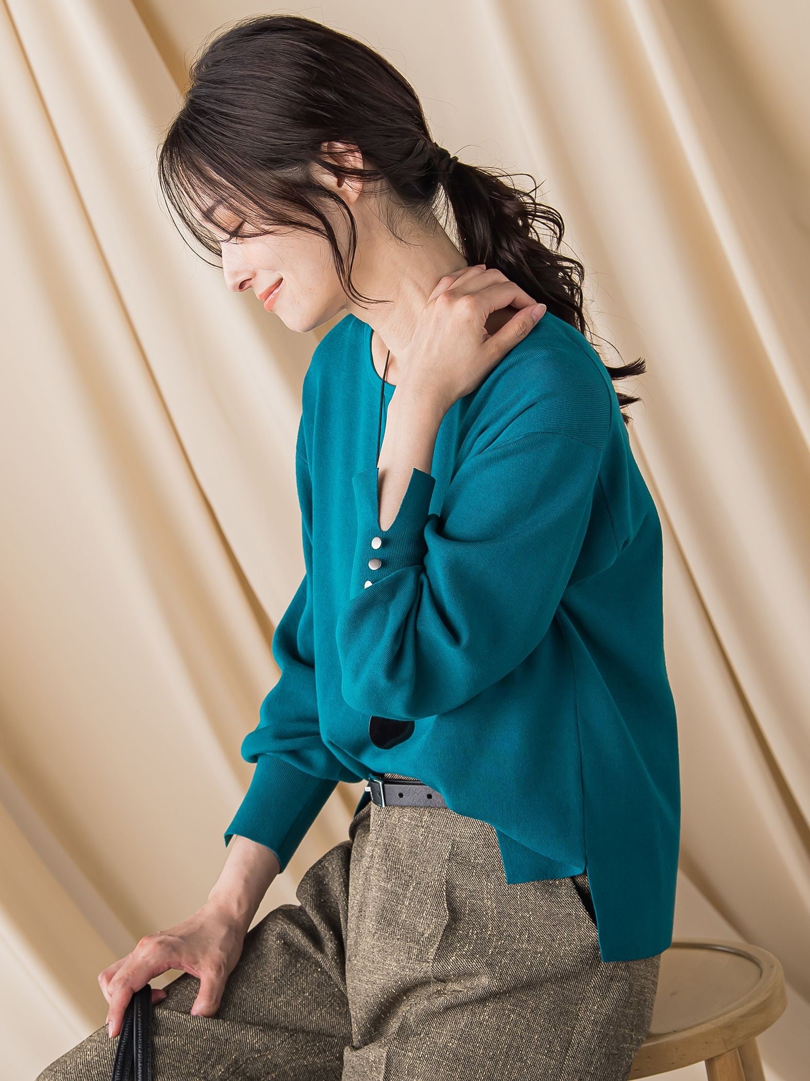 袖ボタンクルーネックニット