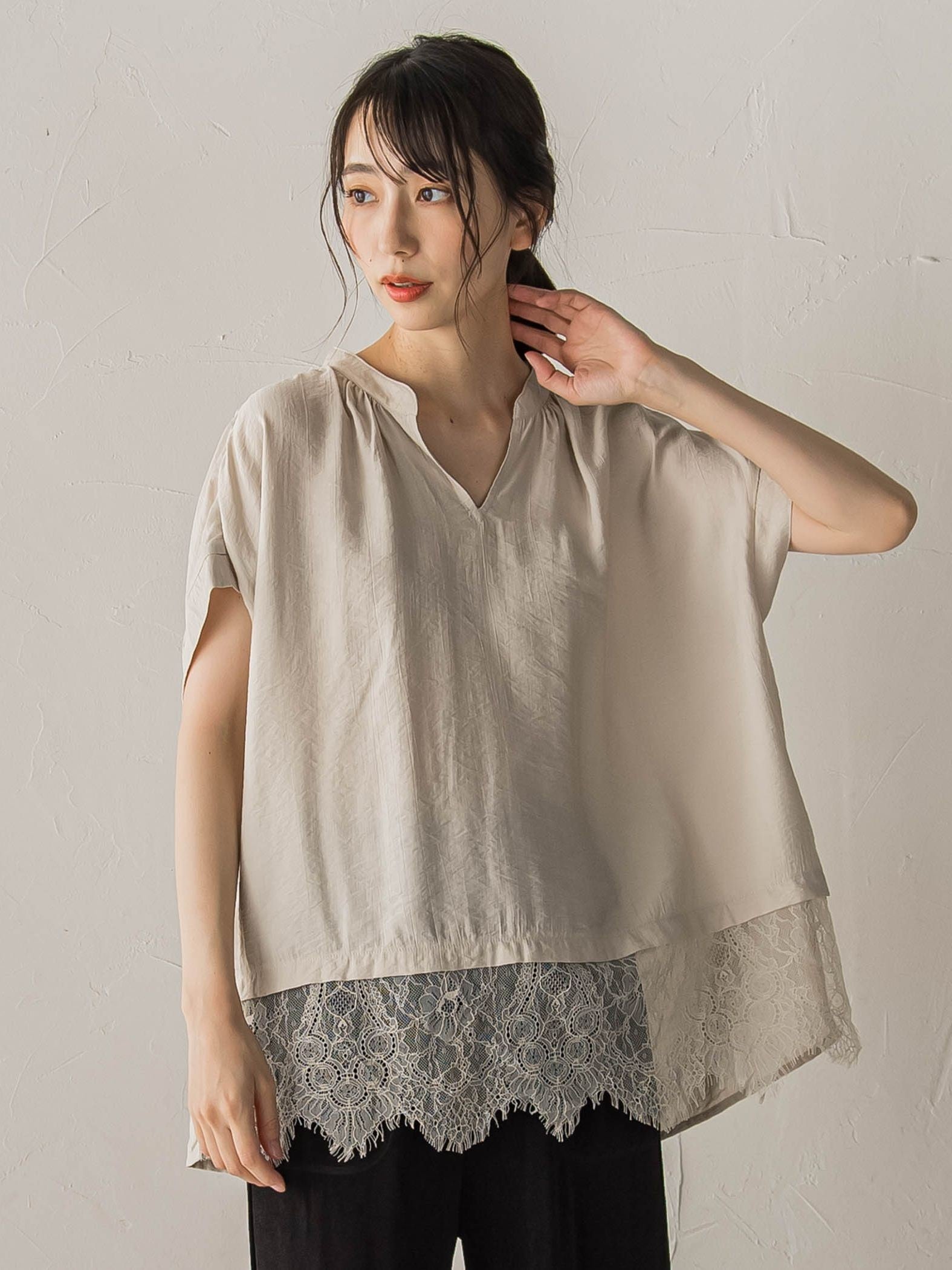 【WEB限定】キーネックレース切替ブラウス