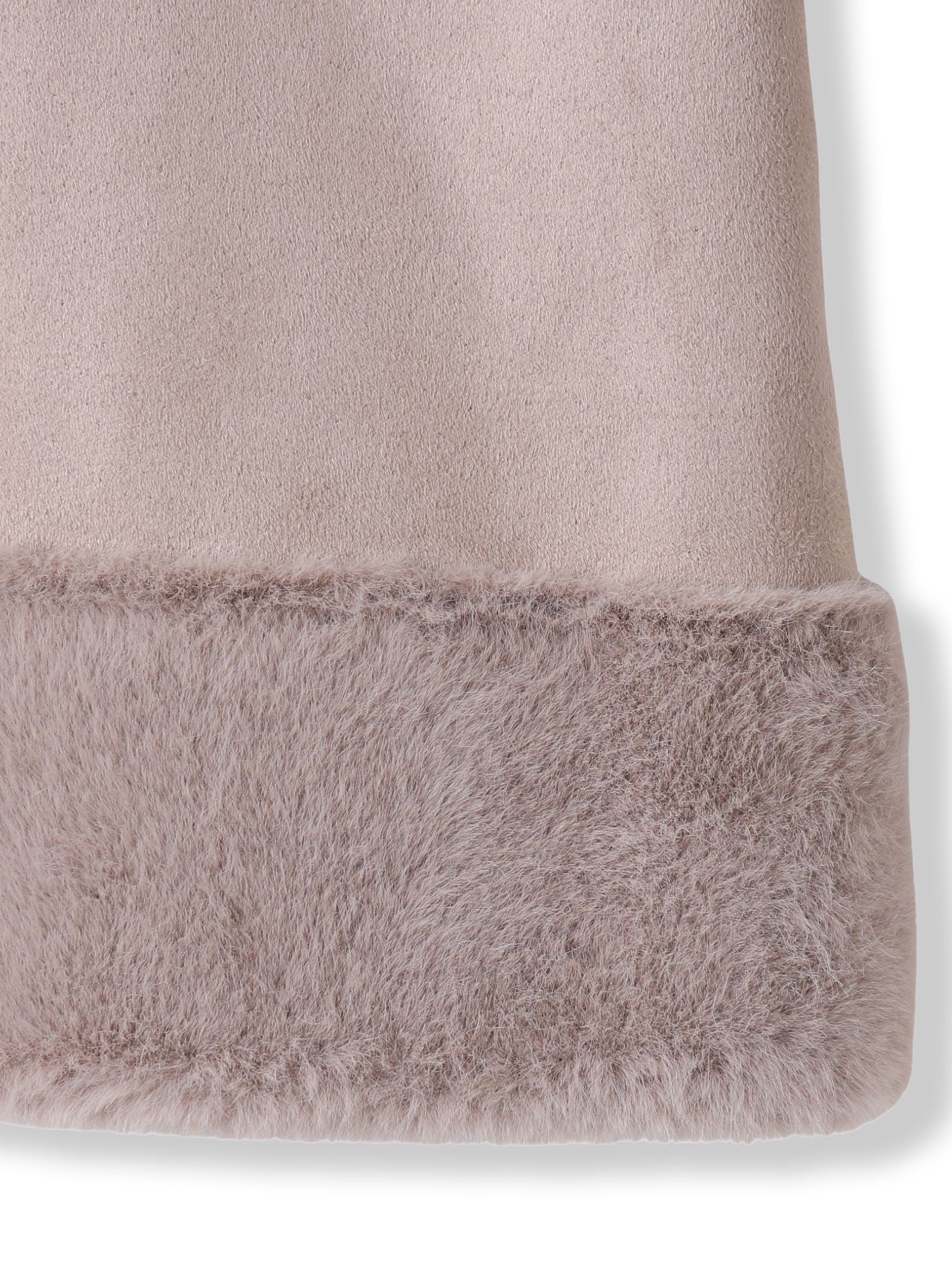 カジュアルだけど女っぽいフェイクムートンジャケット