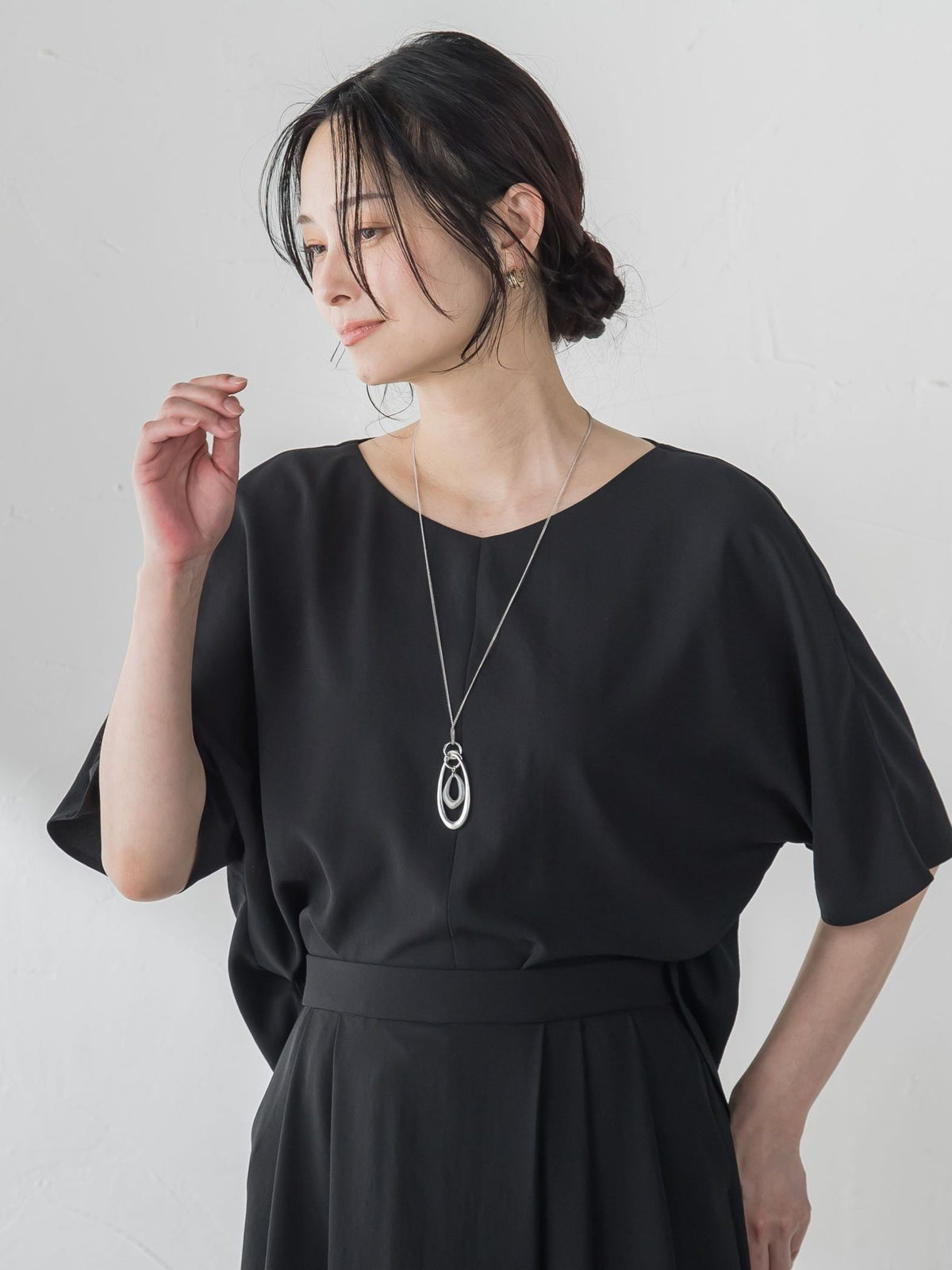 ≪シリーズ累計3万枚突破！≫【ラクする美人服】Vネックブラウス
