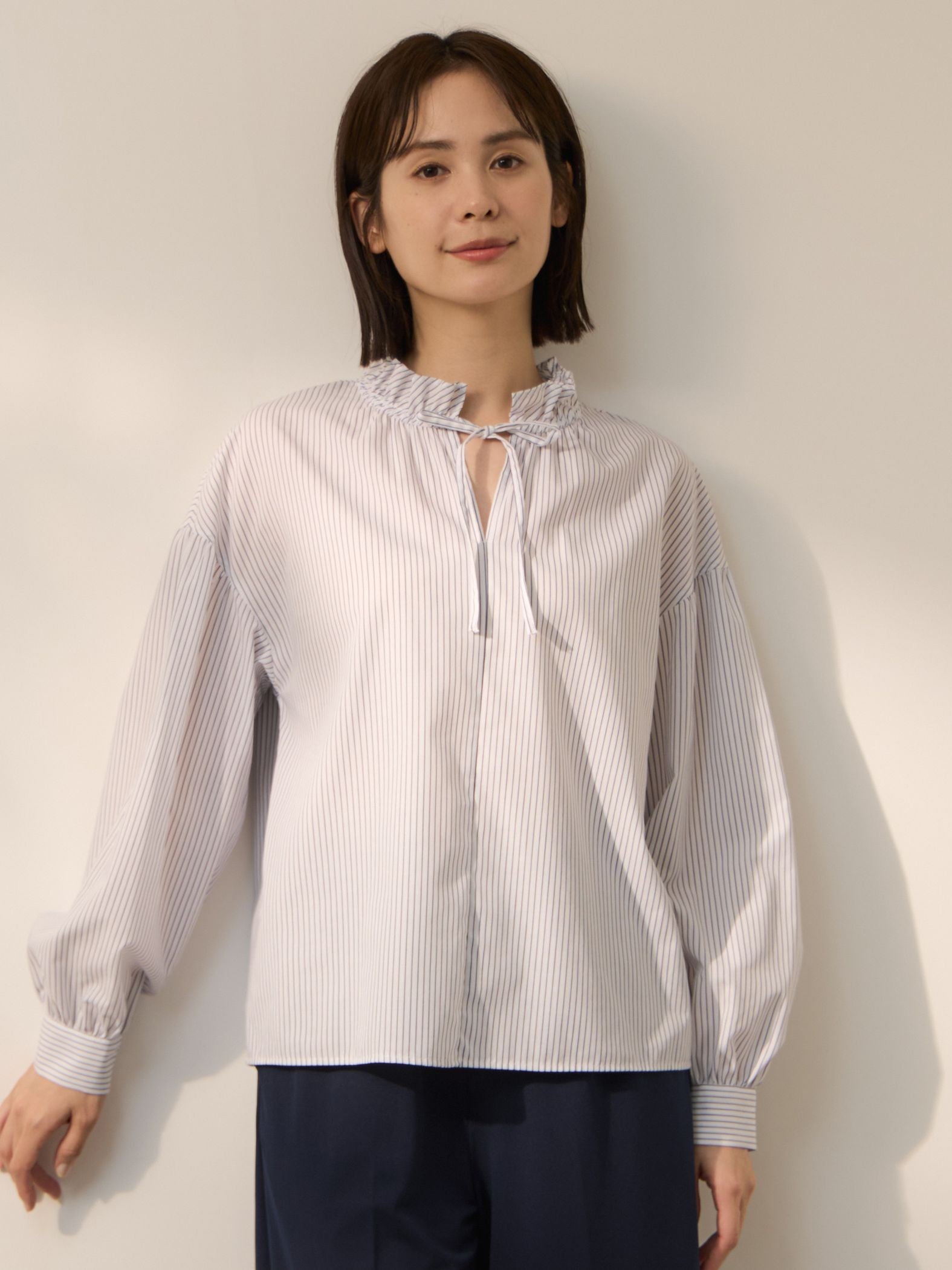 ブロードストライプフリルネックブラウス