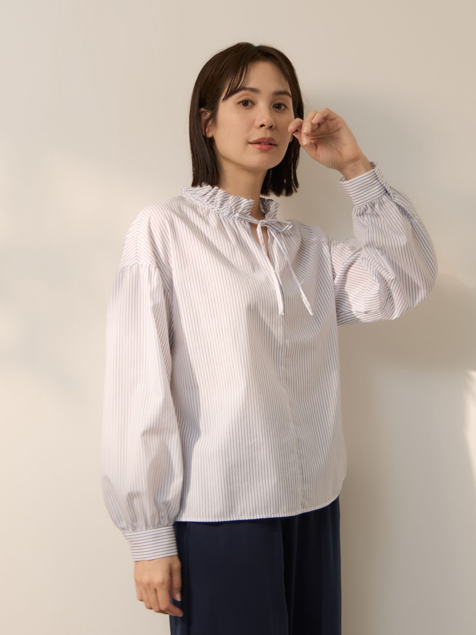 ブロードストライプフリルネックブラウス
