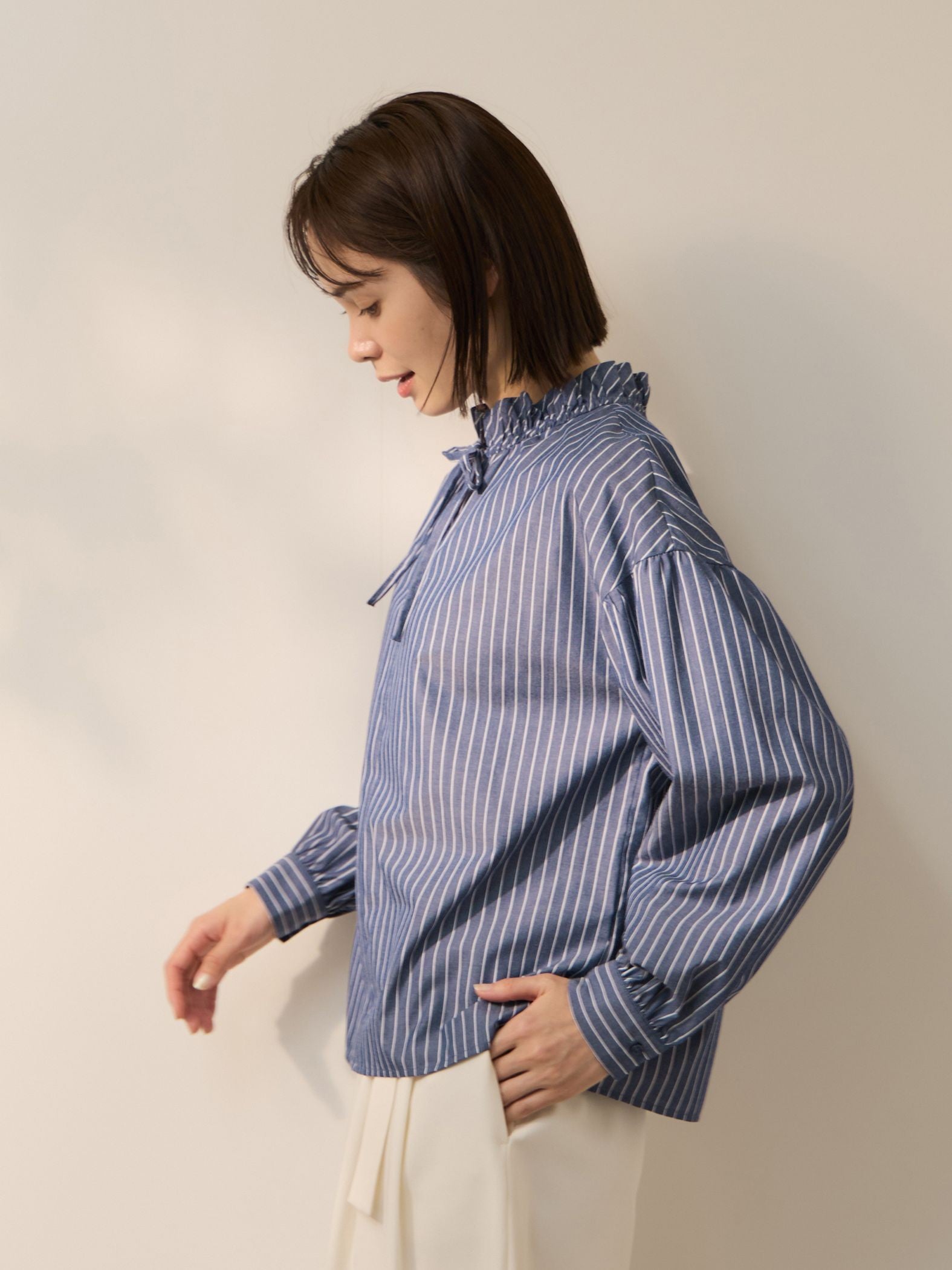 ブロードストライプフリルネックブラウス