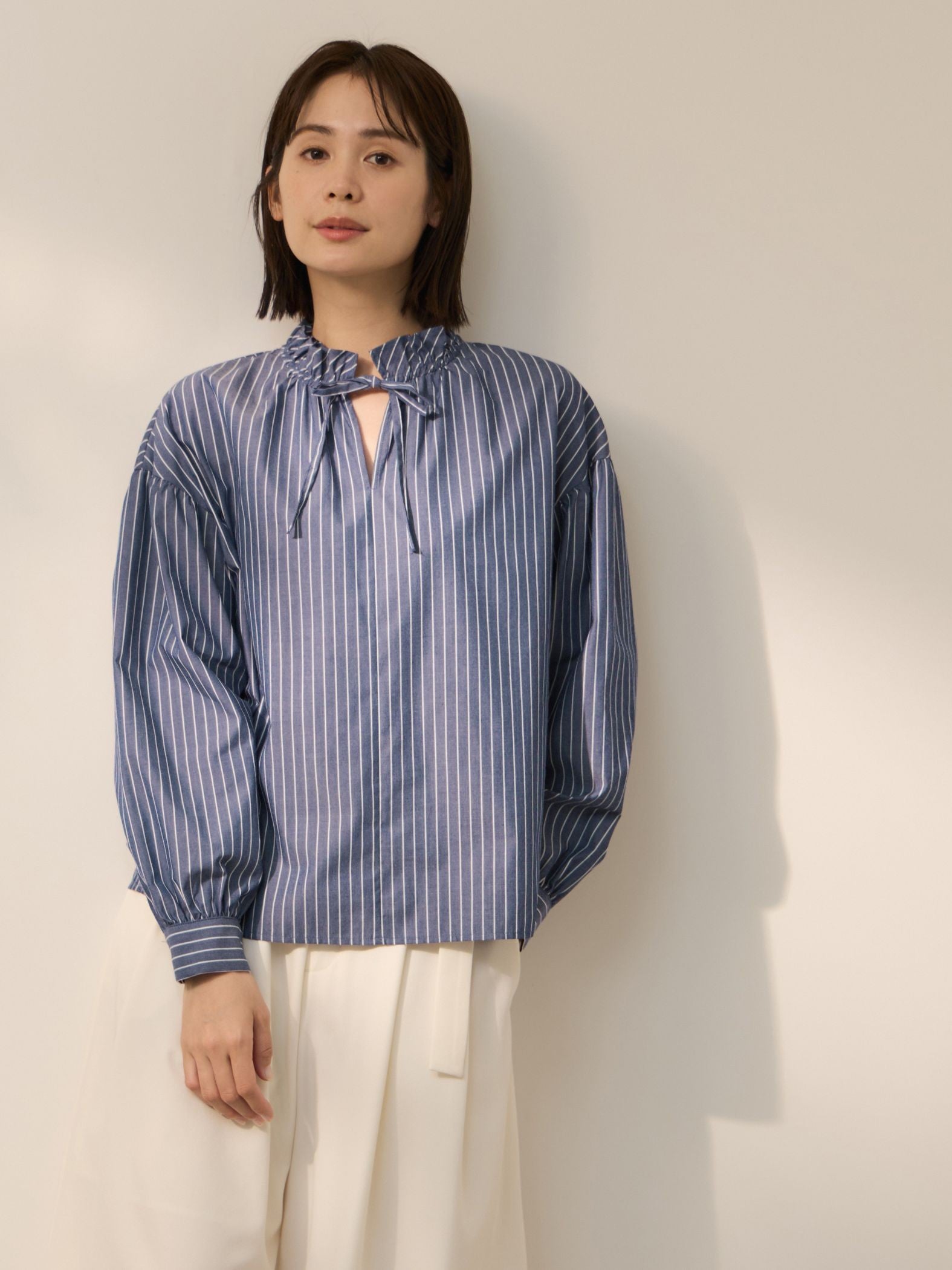 ブロードストライプフリルネックブラウス