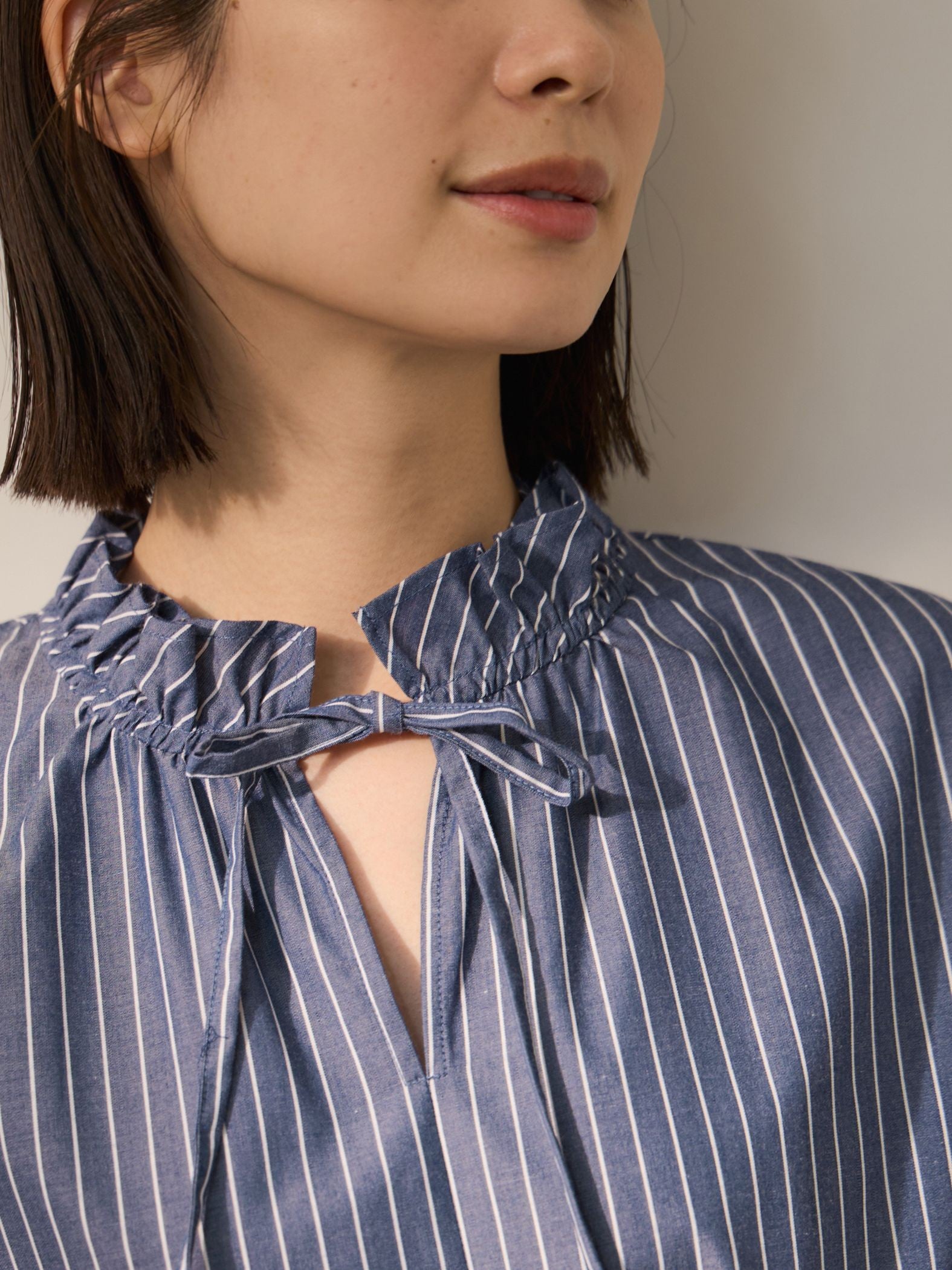 ブロードストライプフリルネックブラウス