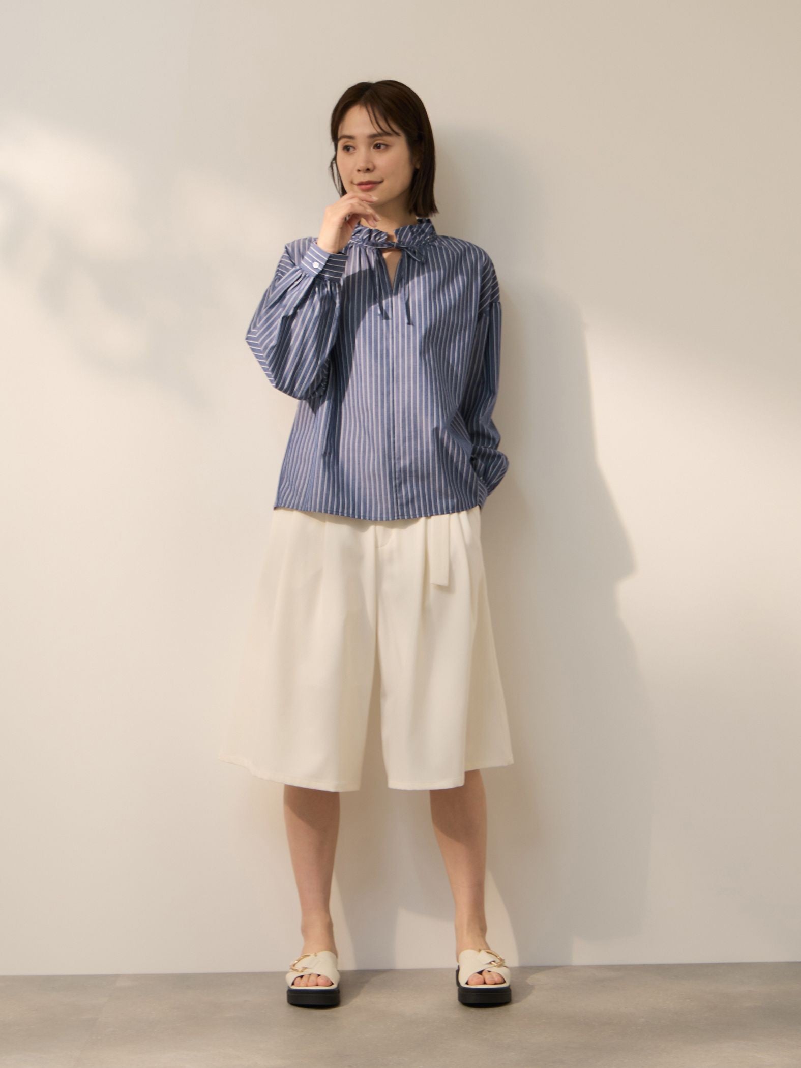 ブロードストライプフリルネックブラウス