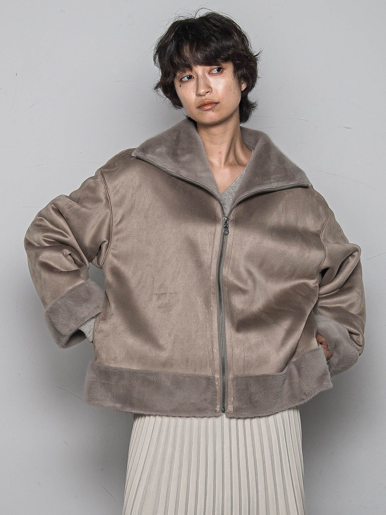 カジュアルだけど女っぽいフェイクムートンジャケット