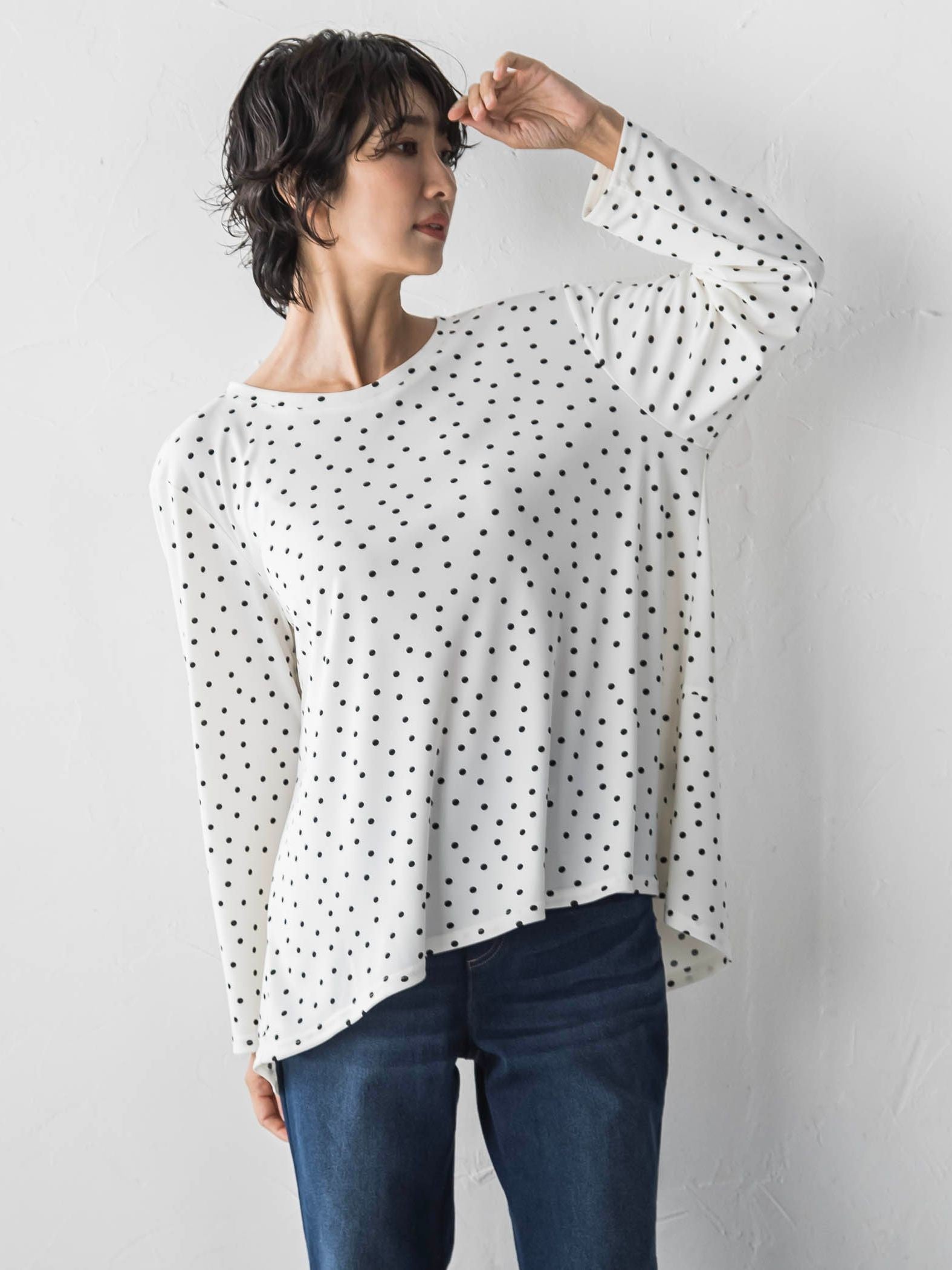 “ブラウスのように着られる”さらさらストレッチトップス